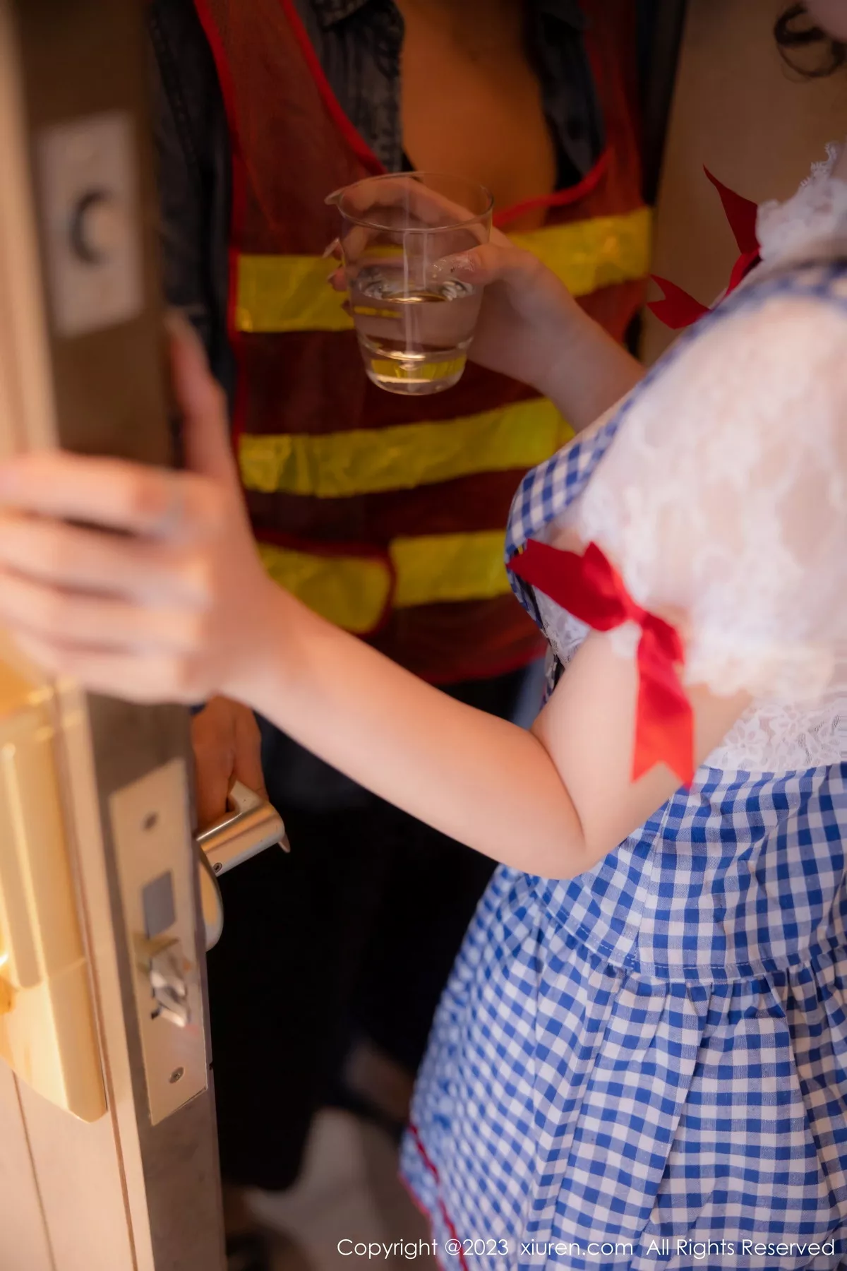 秀人集.com_[XiuRen秀人网]No.7509_模特幼幼性感蓝白格子萝莉裙服饰多面视角秀完美身材诱惑写真110P