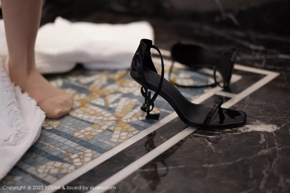 秀人集.com_[YouMi尤蜜荟]Vol.994_模特周思乔Betty性感黑色情趣服配超薄肉丝秀惹火身材诱惑写真77P