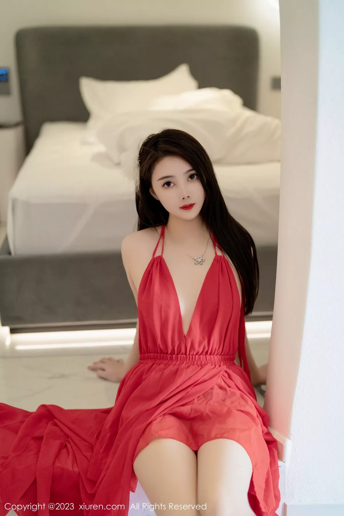 秀人集.com_[XiuRen秀人网]No.7517_模特Summer宝宝红色露肩连衣长裙配肉丝袜秀曼妙身姿诱惑写真62P