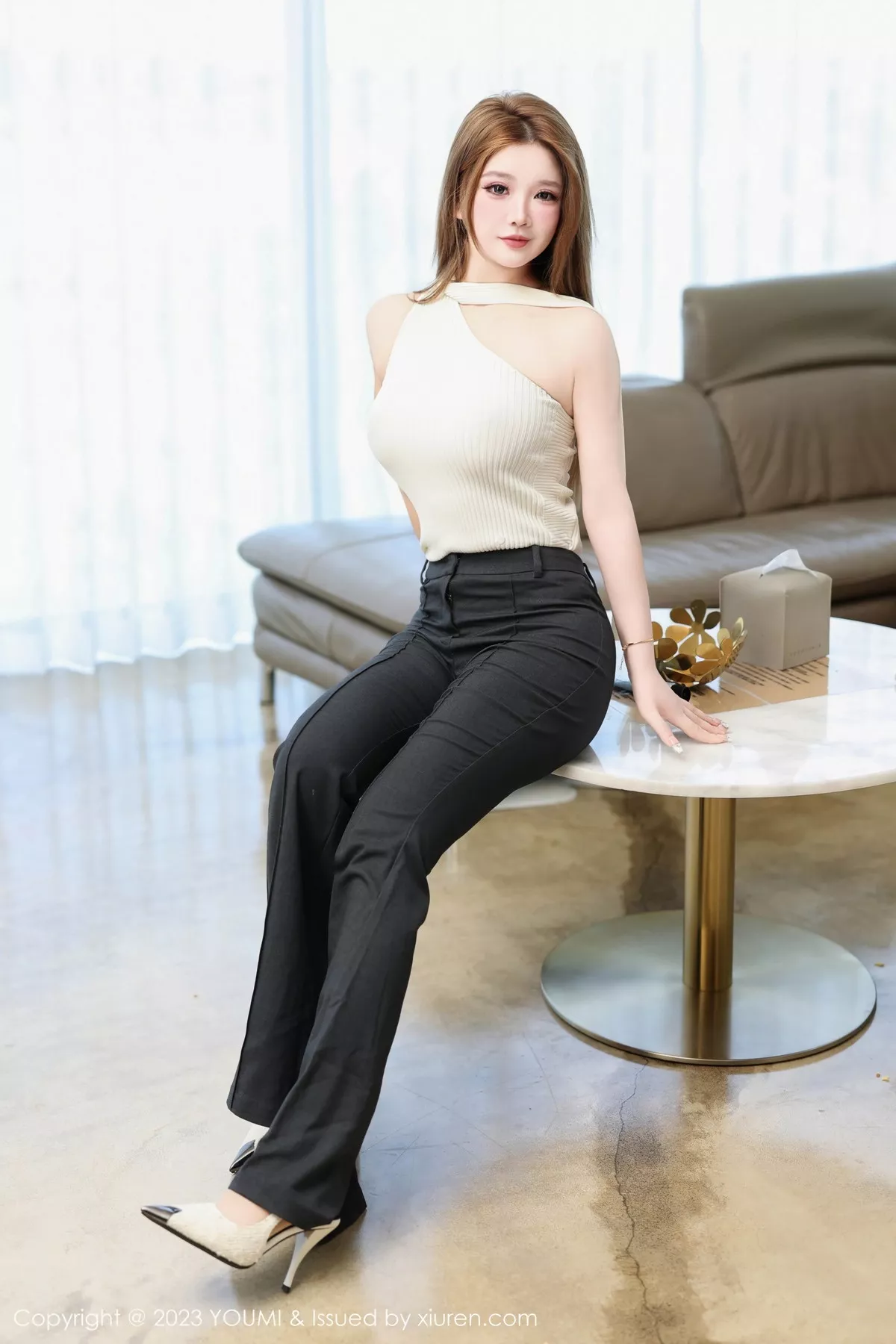 秀人集.com_[YouMi尤蜜荟]Vol.995_模特小海臀Rena性感浅色衣配黑色长裤半脱秀浑圆翘臀诱惑写真72P
