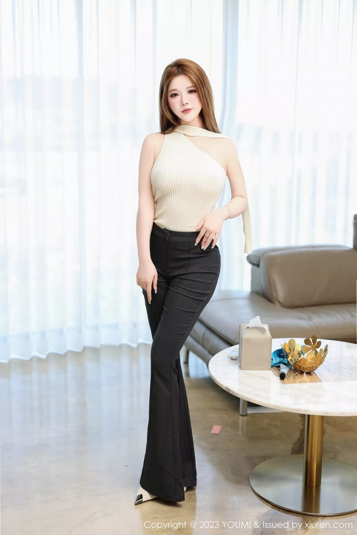 秀人集.com_[YouMi尤蜜荟]Vol.995_模特小海臀Rena性感浅色衣配黑色长裤半脱秀浑圆翘臀诱惑写真72P