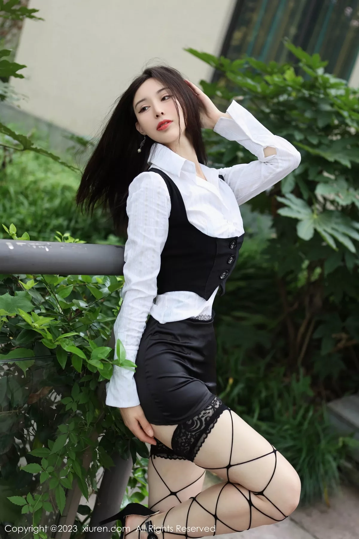 秀人集.com_[XiuRen秀人网]No.7525_模特曼柔户外性感白T配黑色短裙半脱秀豪乳遮点惹火诱惑写真78P