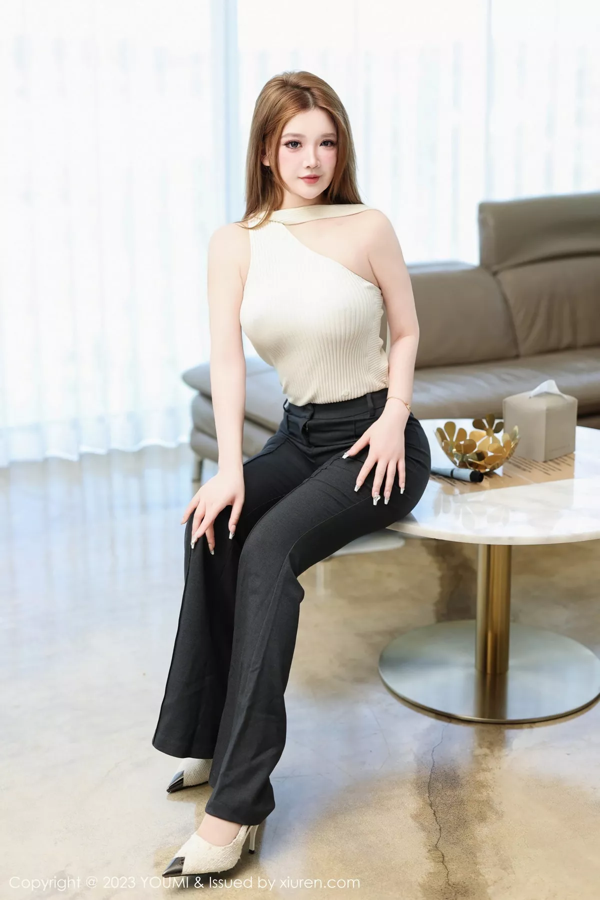 秀人集.com_[YouMi尤蜜荟]Vol.995_模特小海臀Rena性感浅色衣配黑色长裤半脱秀浑圆翘臀诱惑写真72P