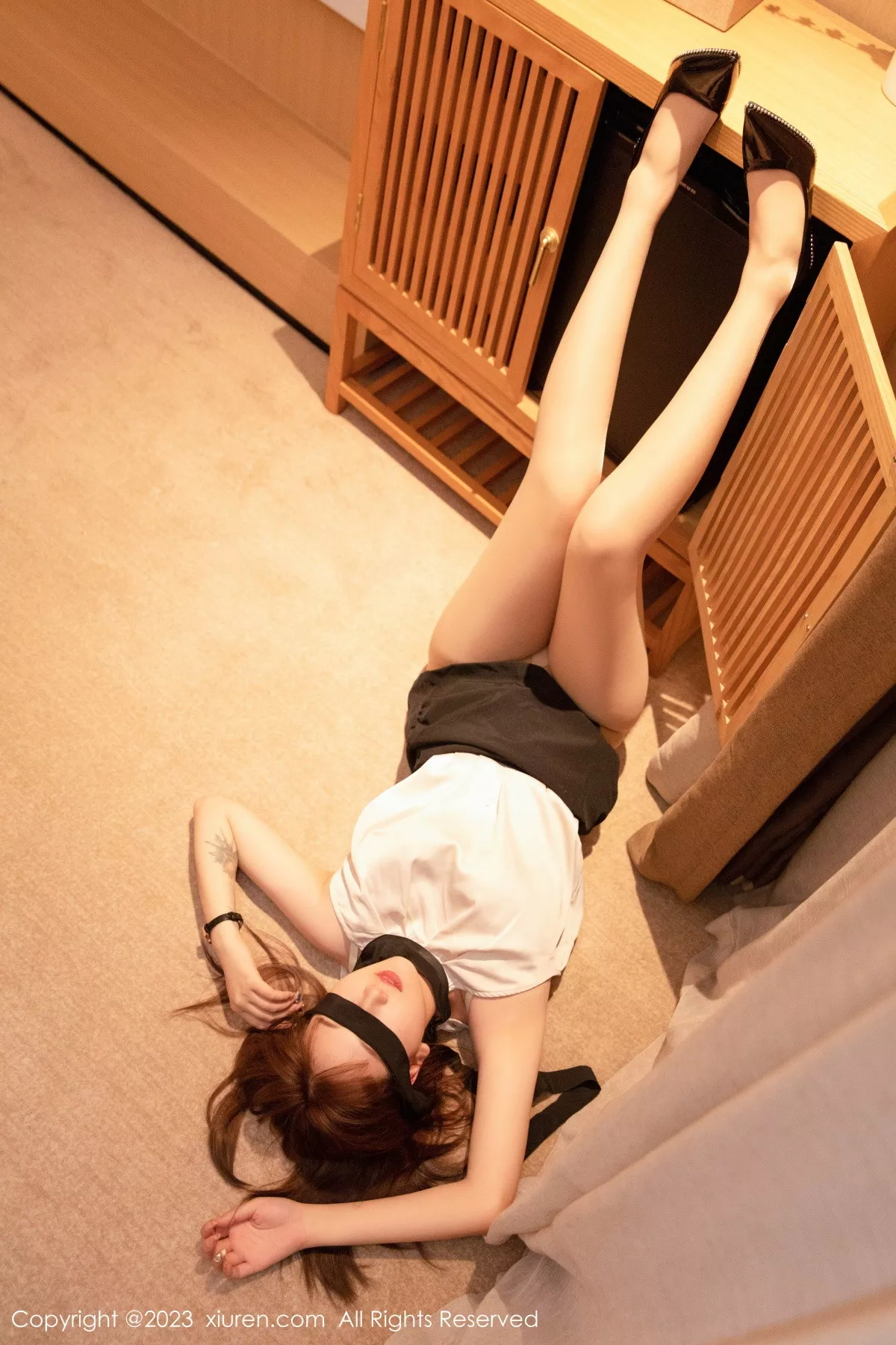 秀人集.com_[XiuRen秀人网]No.7403_模特江真真白色上衣配黑短裙露黄色蕾丝内衣超薄肉丝诱惑写真67P