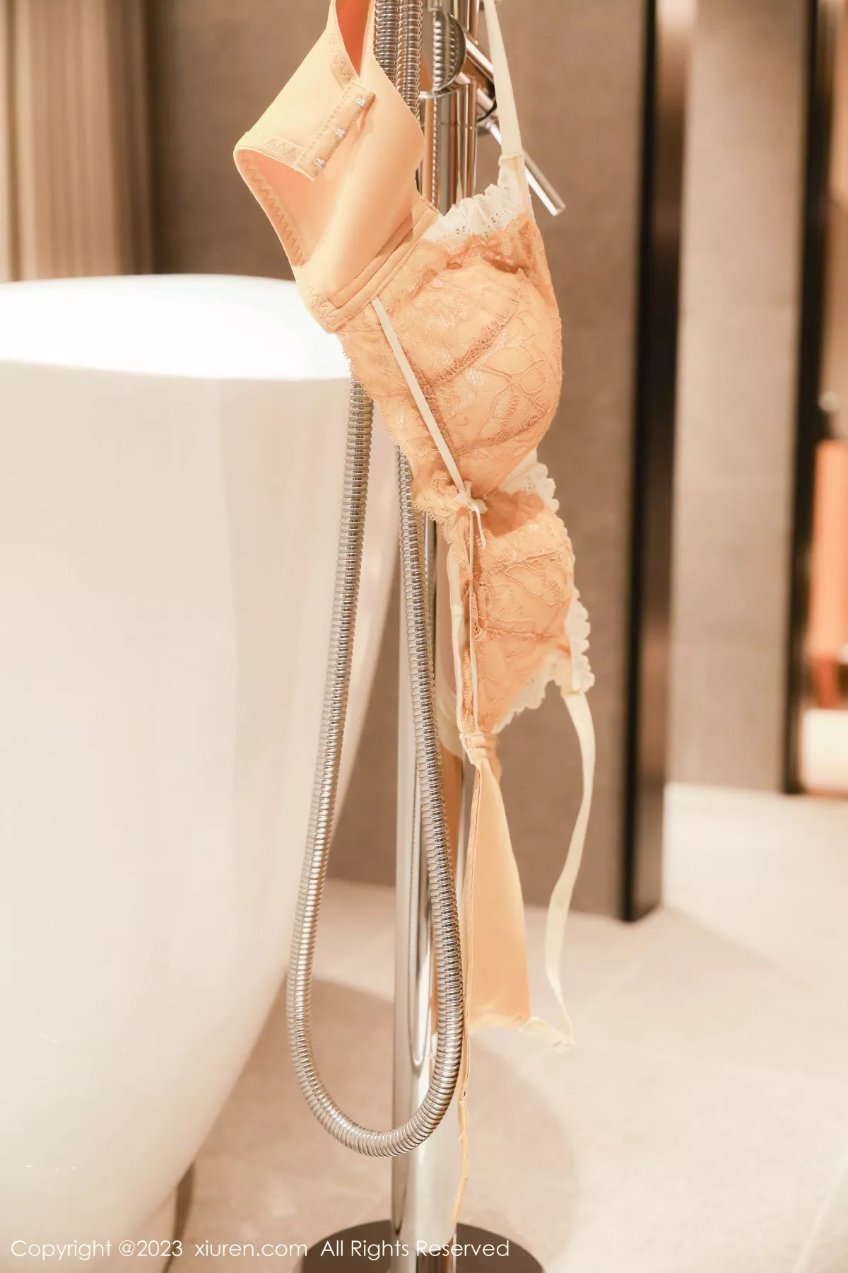 秀人集.com_[XiuRen秀人网]No.7403_模特江真真白色上衣配黑短裙露黄色蕾丝内衣超薄肉丝诱惑写真67P