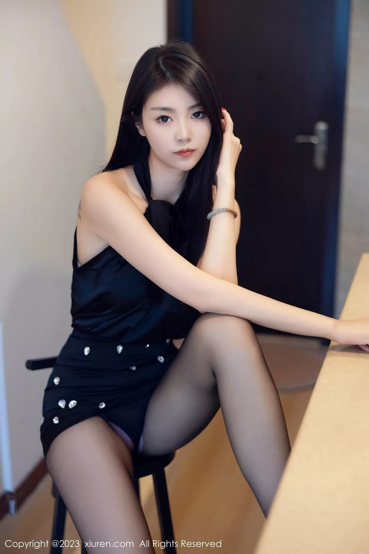 秀人集.com_[XiuRen秀人网]No.7535_模特可乐Vicky性感黑色上衣配黑短裙露超薄黑丝秀美腿诱惑写真82P