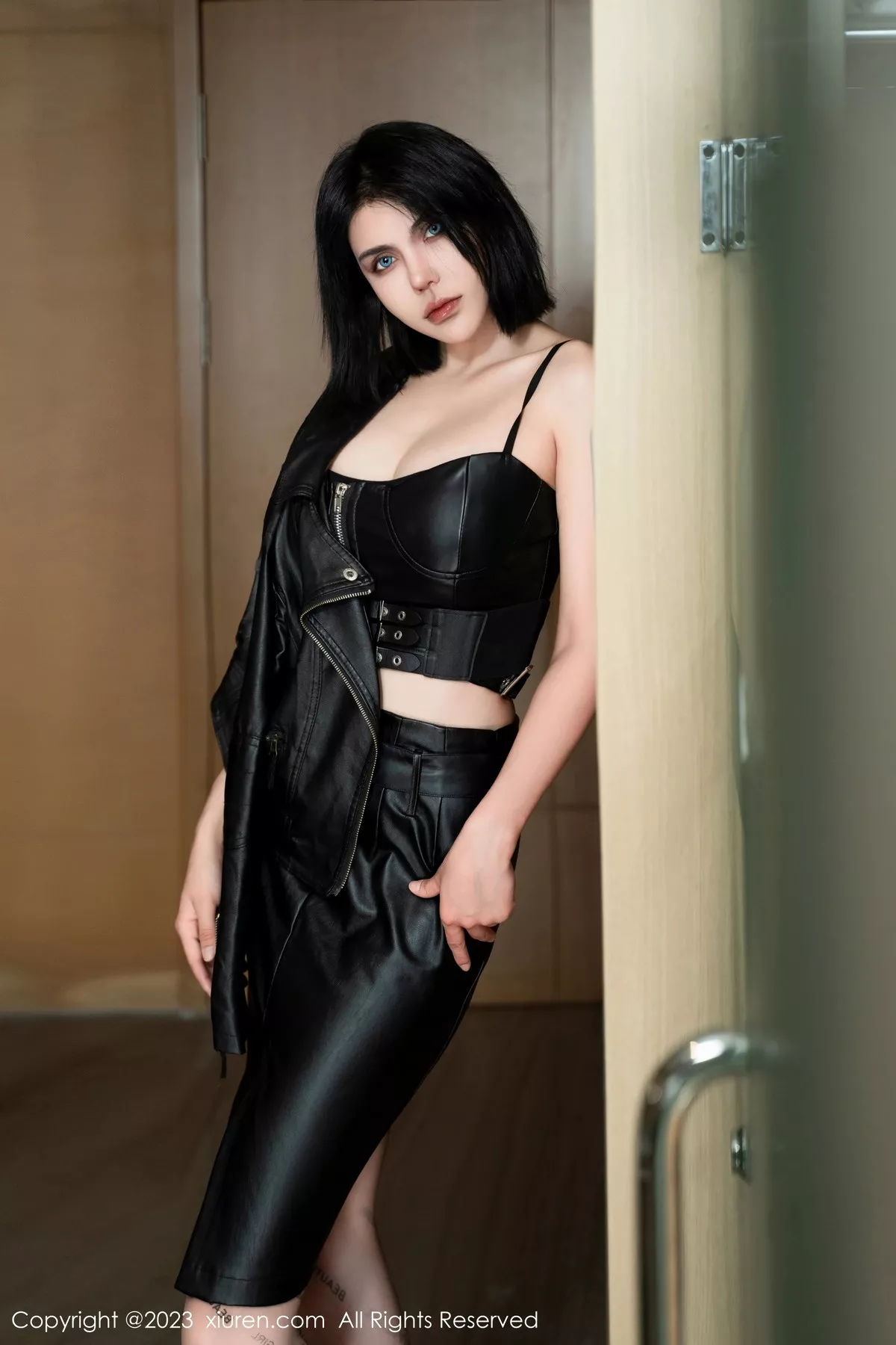 秀人集.com_[XiuRen秀人网]No.7581_模特金纯一性感黑色皮质短裙套装配超薄肉丝秀完美身材诱惑写真62P