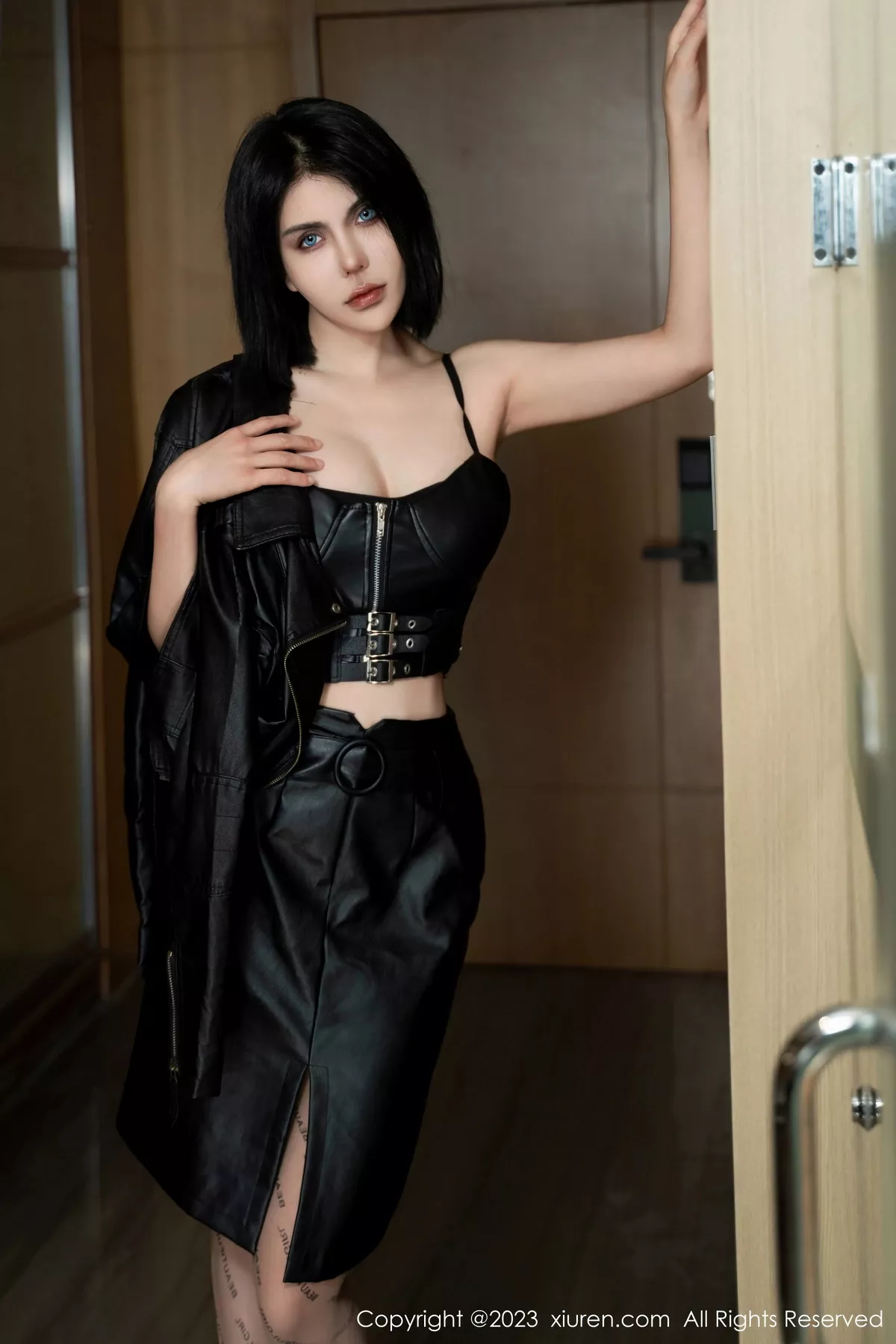 秀人集.com_[XiuRen秀人网]No.7581_模特金纯一性感黑色皮质短裙套装配超薄肉丝秀完美身材诱惑写真62P