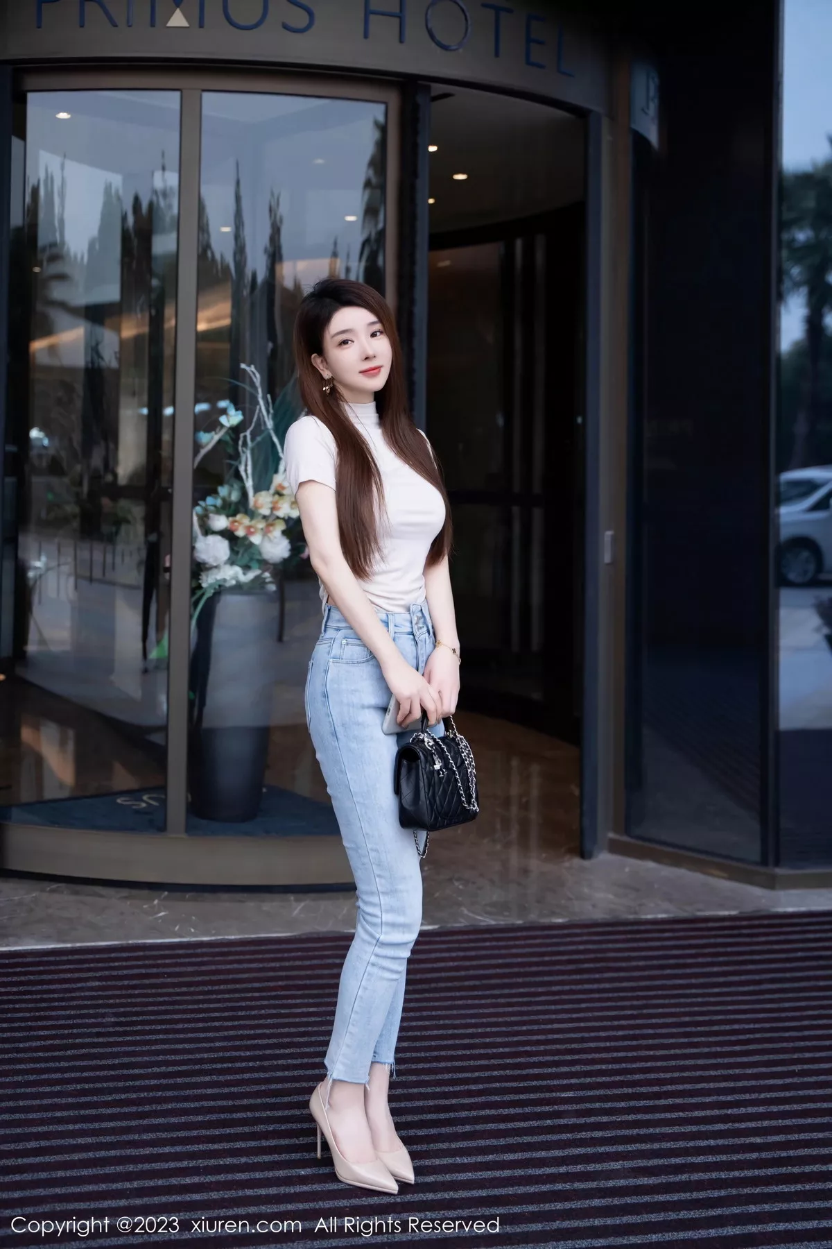 秀人集.com_[XiuRen秀人网]No.7586_新人模特雨儿baby性感浅色衣配牛仔裤半脱秀丰腴身材诱惑写真71P