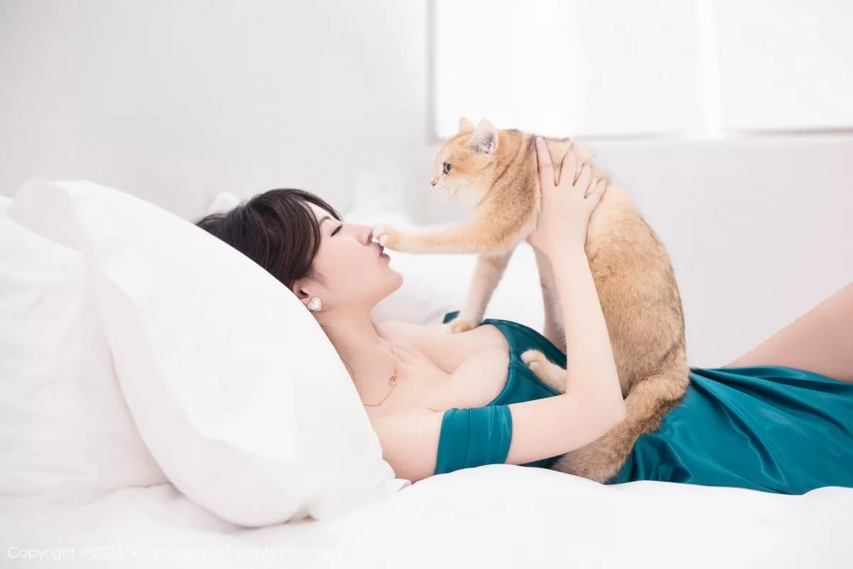 秀人集.com_[XiuRen秀人网]No.7592_模特诗诗kiki性感露肩裙露黑色蕾丝内衣配超薄黑丝撩人诱惑写真80P