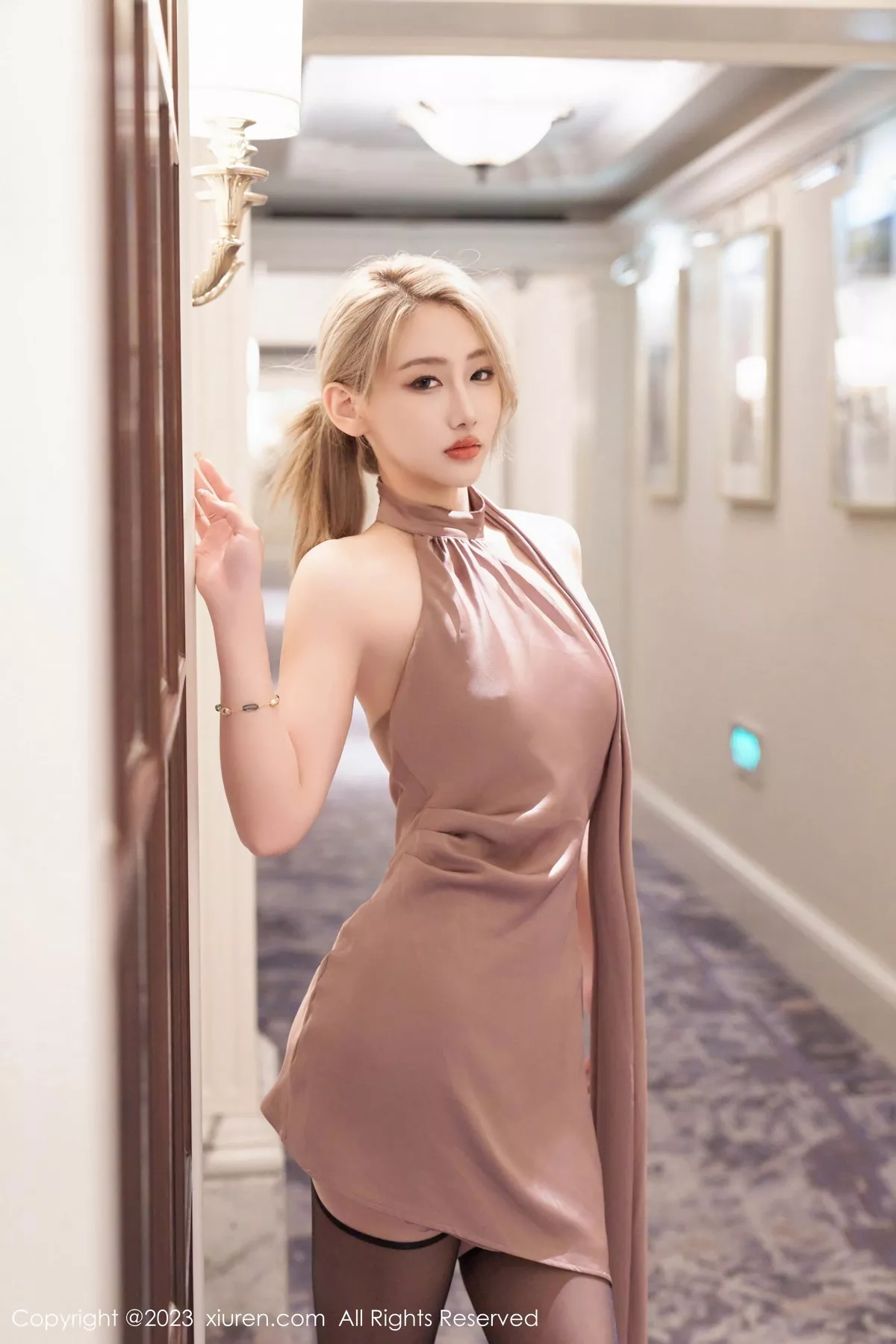 秀人集.com_[XiuRen秀人网]No.7603_模特沈青黛性感咖啡色露肩短裙配黑丝吊袜露情趣内衣诱惑写真100P