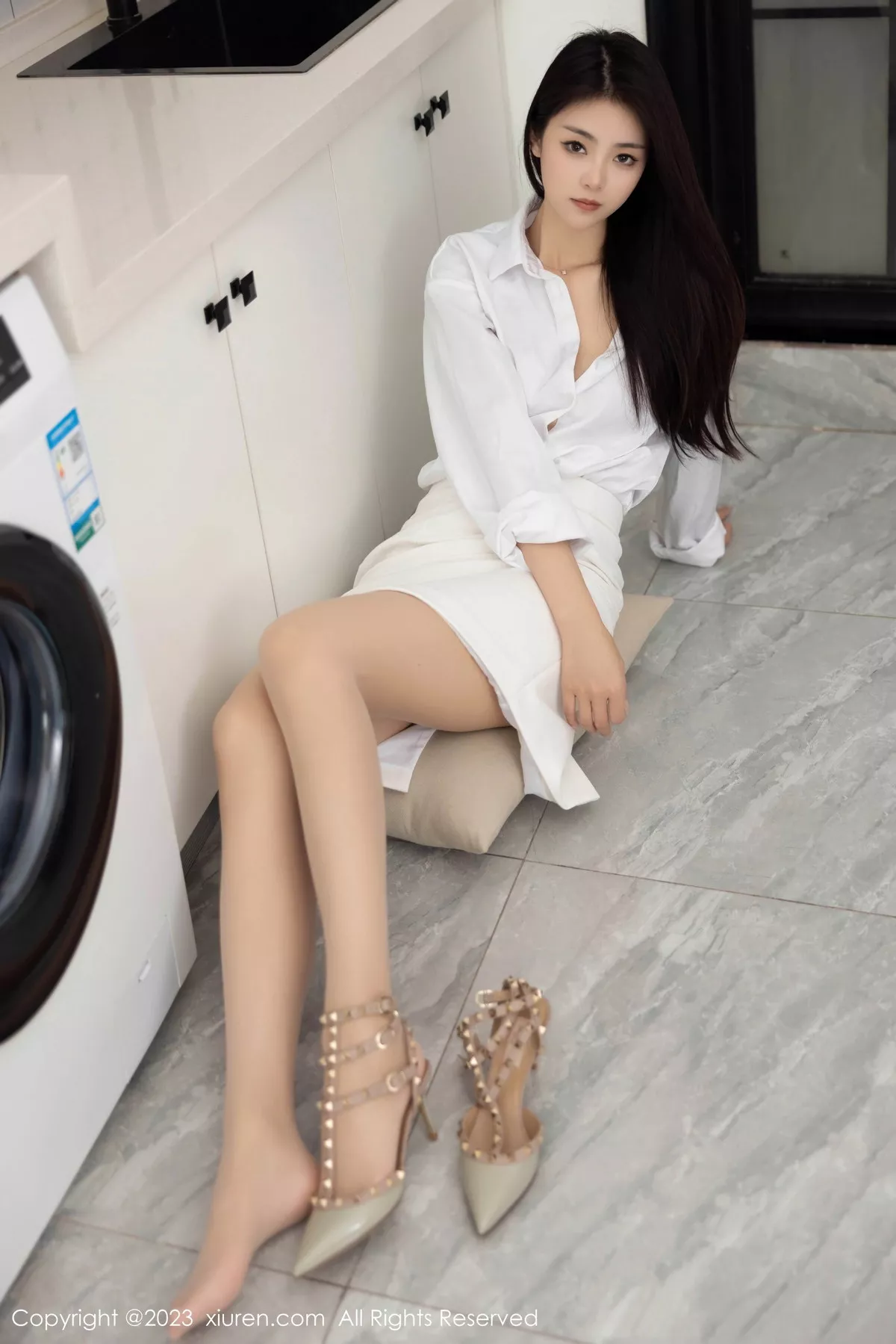 秀人集.com_[XiuRen秀人网]No.7601_模特可乐Vicky性感白T配白短裙露原色丝袜秀完美身材诱惑写真95P