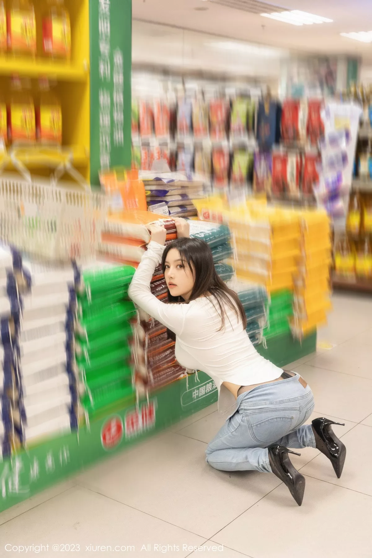 秀人集.com_[XiuRen秀人网]No.7616_模特豆瓣酱超市场景性感白T配牛仔裤半脱秀丰满身材诱惑写真84P