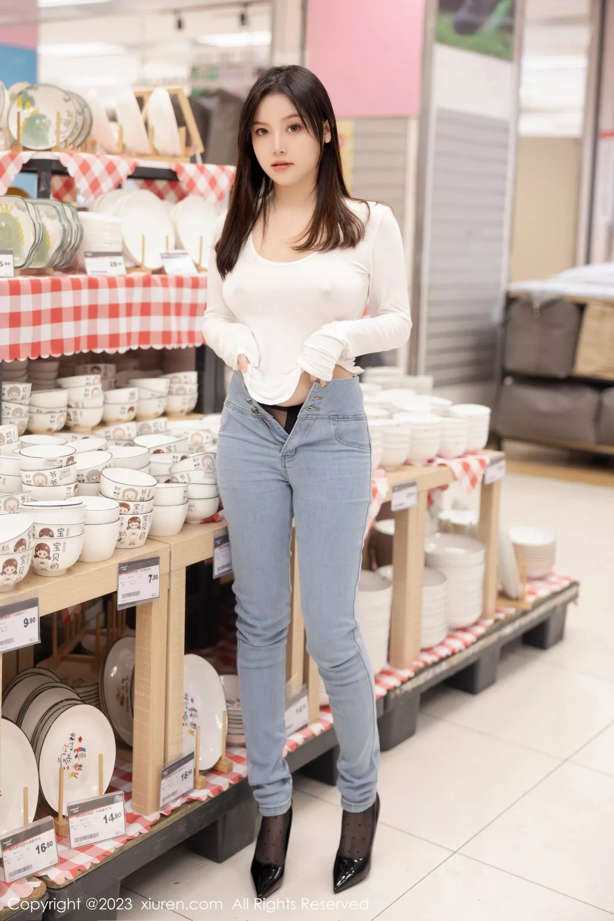 秀人集.com_[XiuRen秀人网]No.7616_模特豆瓣酱超市场景性感白T配牛仔裤半脱秀丰满身材诱惑写真84P