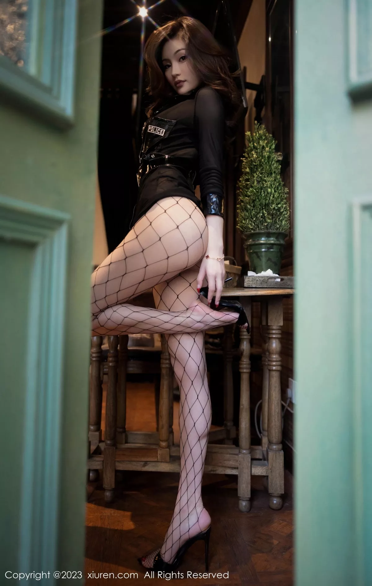 秀人集.com_[XiuRen秀人网]No.7607_新人模特Nanyo黑色露背连衣裙配黑丝渔网秀曼妙身姿诱惑写真54P