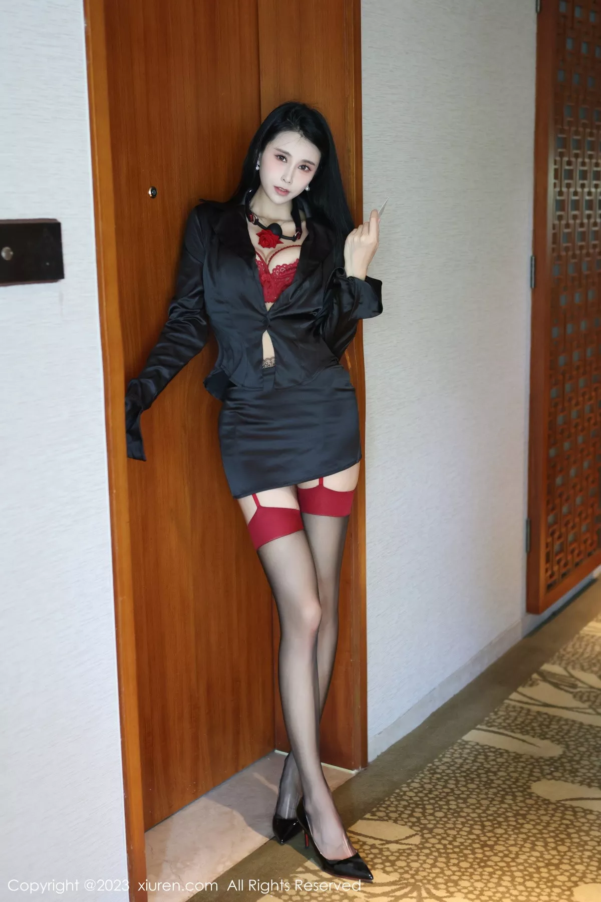 秀人集.com_[XiuRen秀人网]No.7630_模特草莓mm黑色上衣配黑短裙露性感红色蕾丝内衣惹火诱惑写真69P