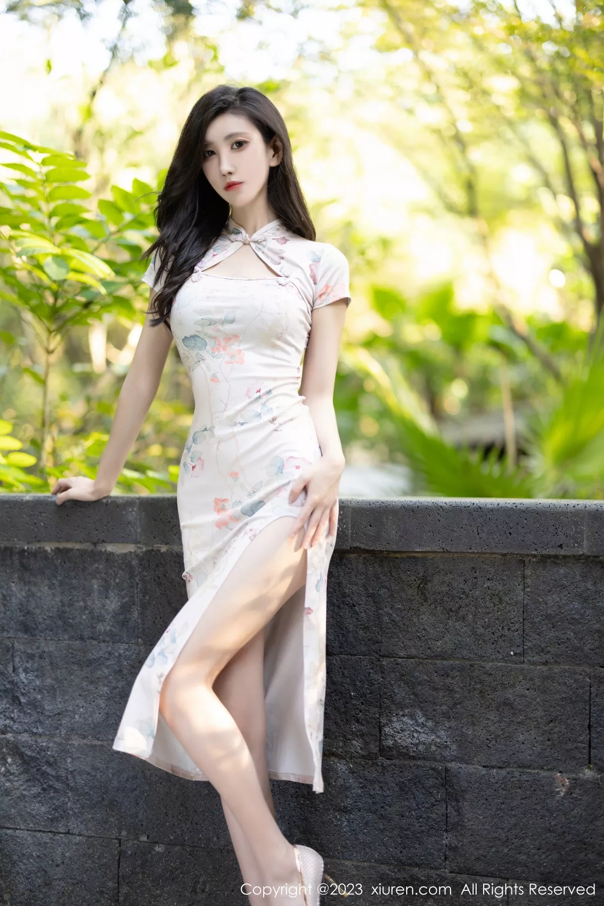 秀人集.com_[XiuRen秀人网]No.7631_模特章芃芃性感浅色旗袍+黑色蕾丝情趣服秀曼妙身姿诱惑写真100P