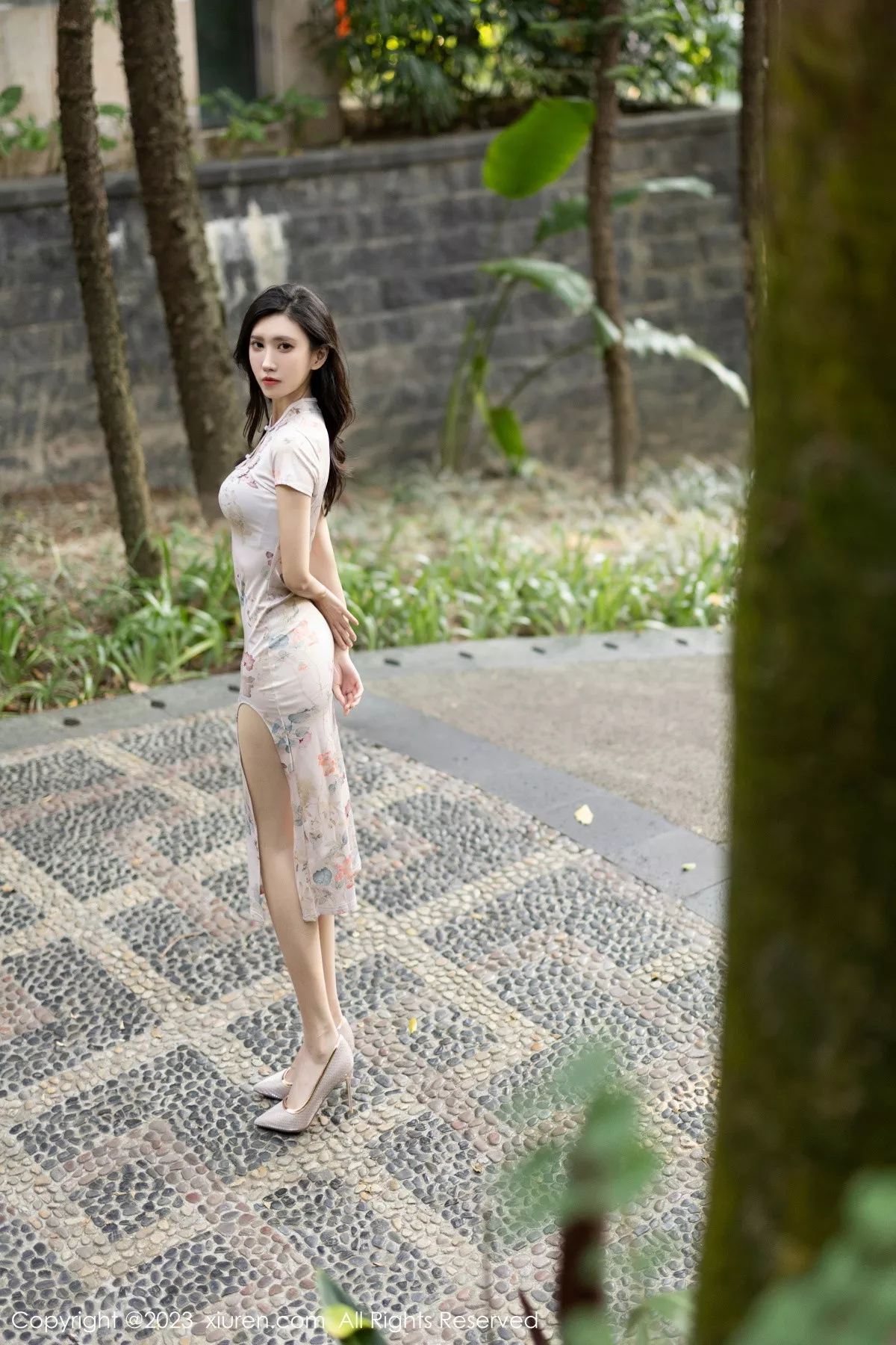 秀人集.com_[XiuRen秀人网]No.7631_模特章芃芃性感浅色旗袍+黑色蕾丝情趣服秀曼妙身姿诱惑写真100P