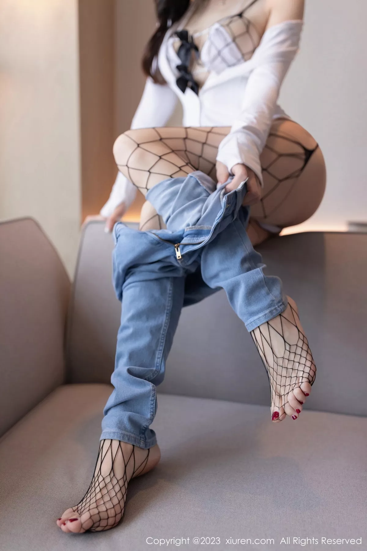 秀人集.com_[XiuRen秀人网]No.7639_模特小逗逗性感黑色网格情趣服饰配白色内衣秀曼妙身姿诱惑写真80P