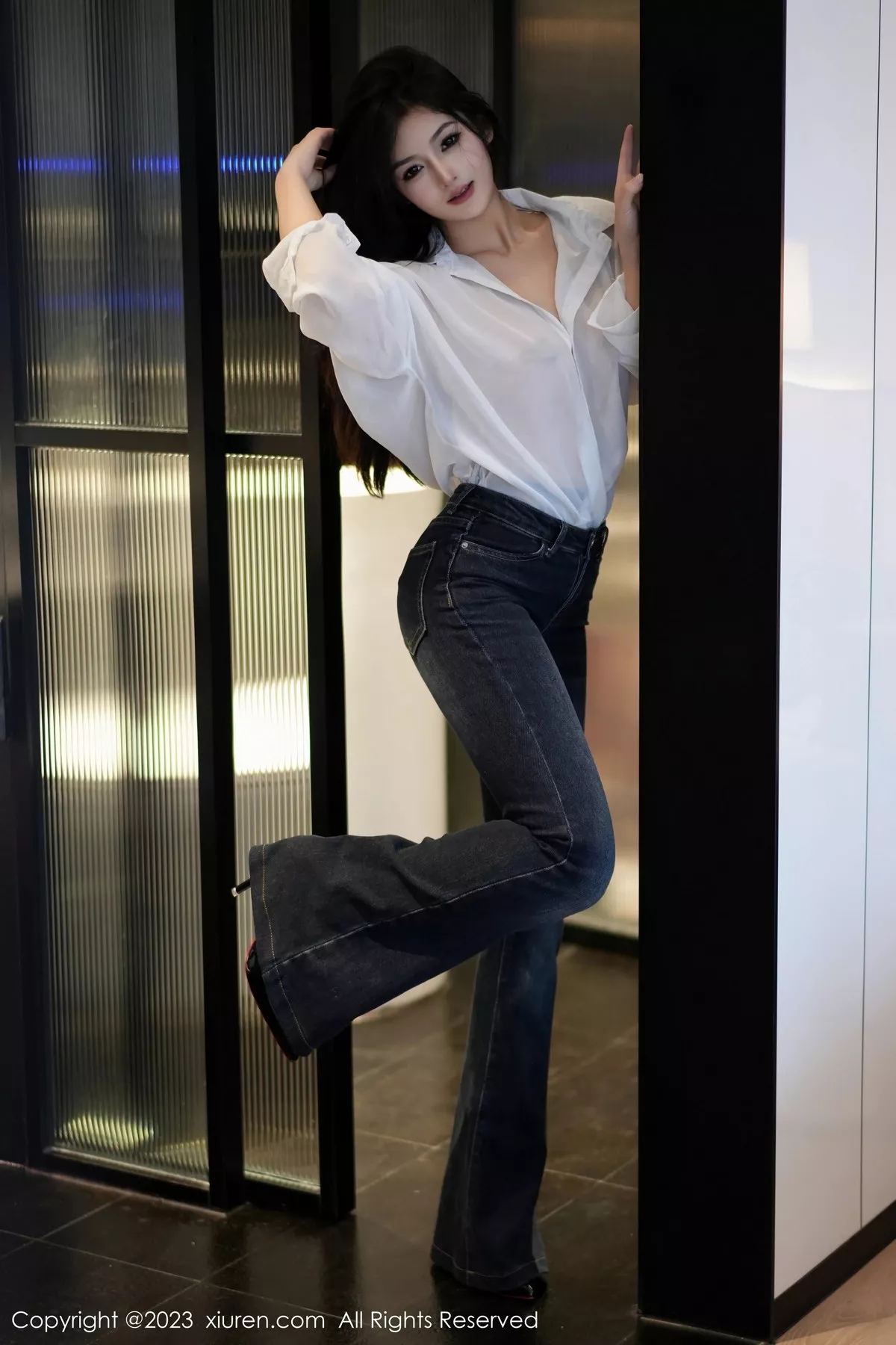 秀人集.com_[XiuRen秀人网]No.7645_模特谭小灵性感白T配简约牛仔裤露超薄黑丝秀惹火身材诱惑写真106P