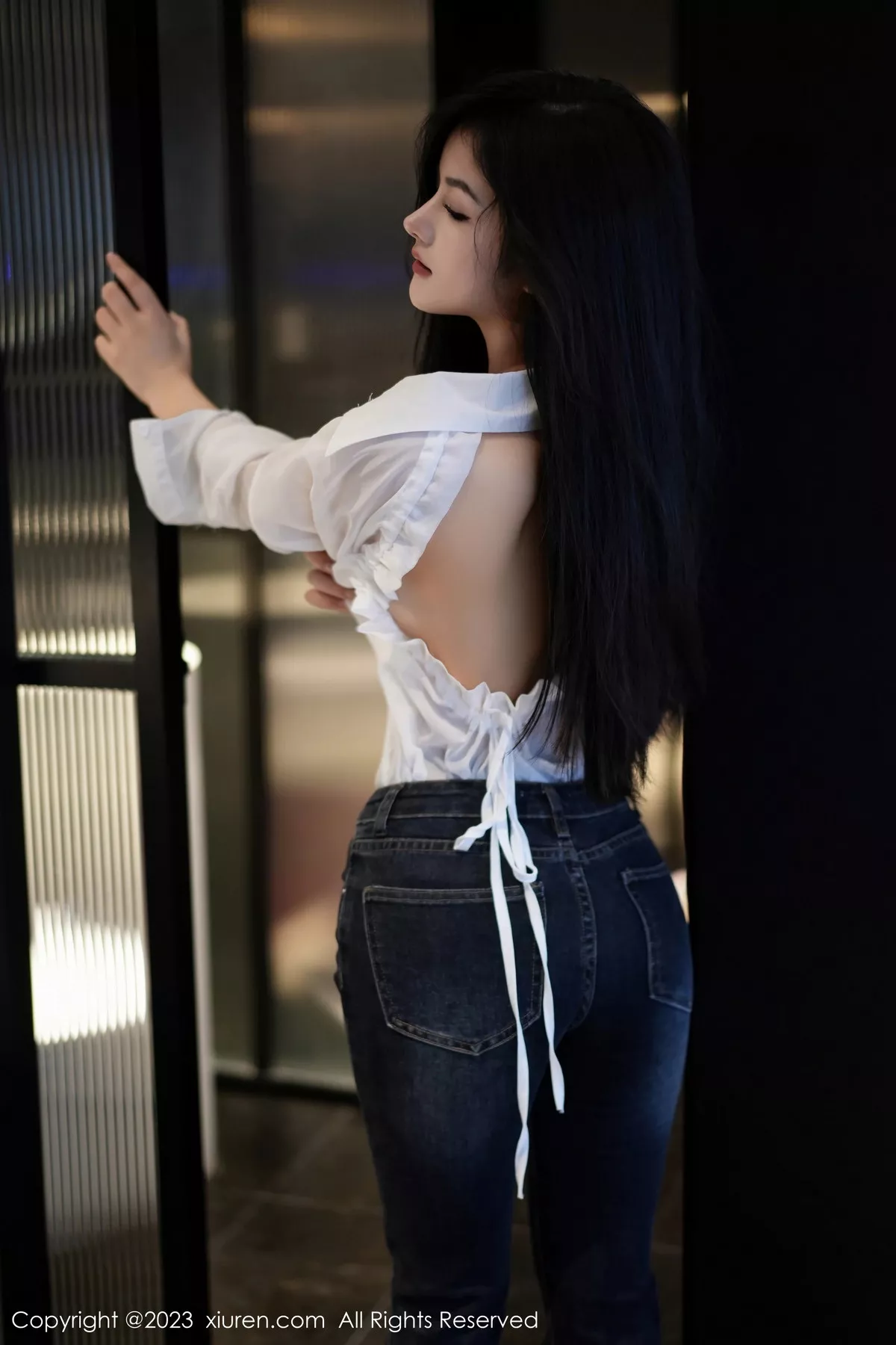 秀人集.com_[XiuRen秀人网]No.7645_模特谭小灵性感白T配简约牛仔裤露超薄黑丝秀惹火身材诱惑写真106P