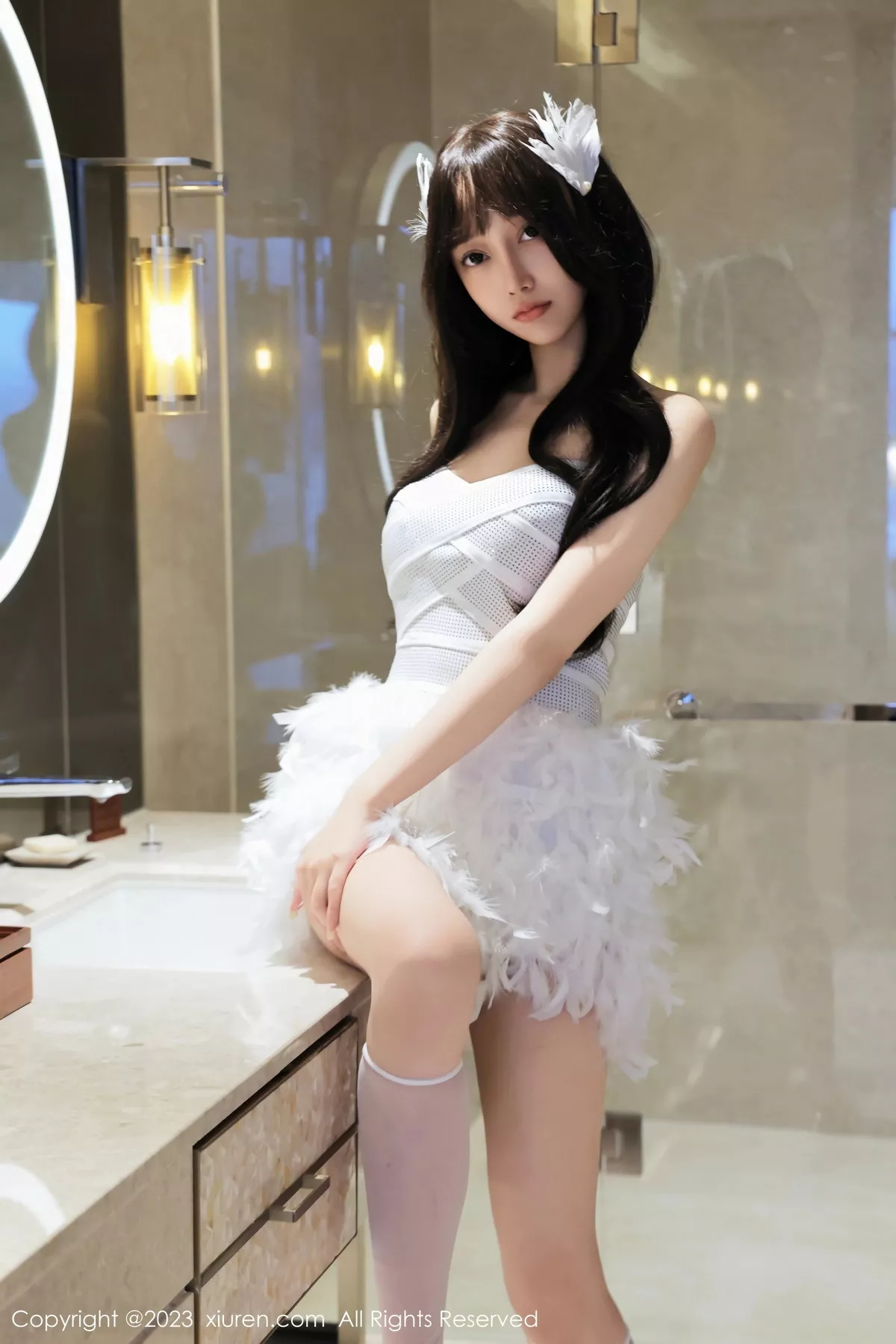 秀人集.com_[XiuRen秀人网]No.7644_模特玥儿玥er性感白色露肩礼裙配白丝袜秀曼妙身姿迷人诱惑写真57P