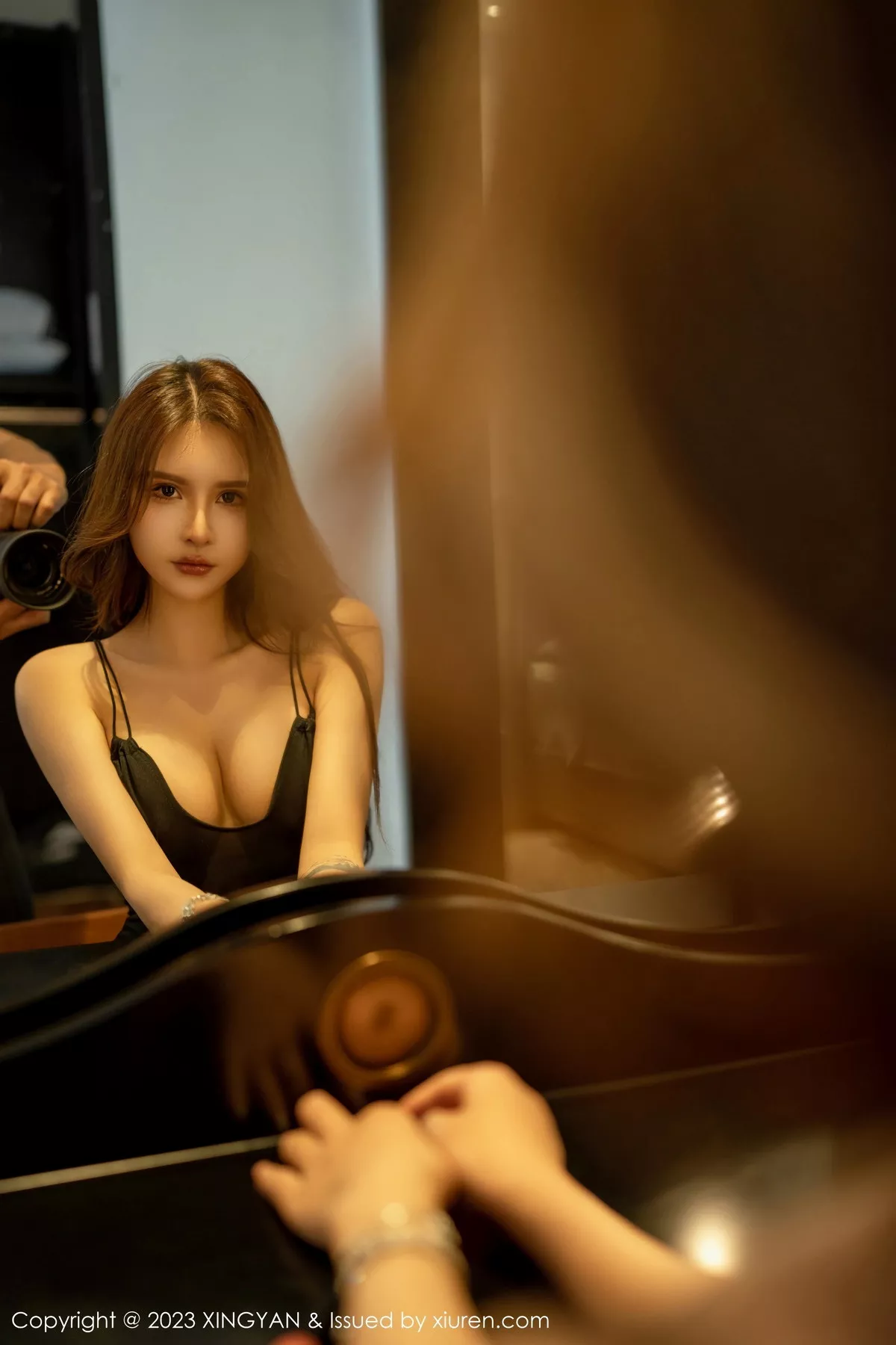 秀人集.com_[XINGYAN星颜社]VOL.214_女神Emily尹菲性感黑色吊带服饰配超薄黑丝秀完美身材诱惑写真80P