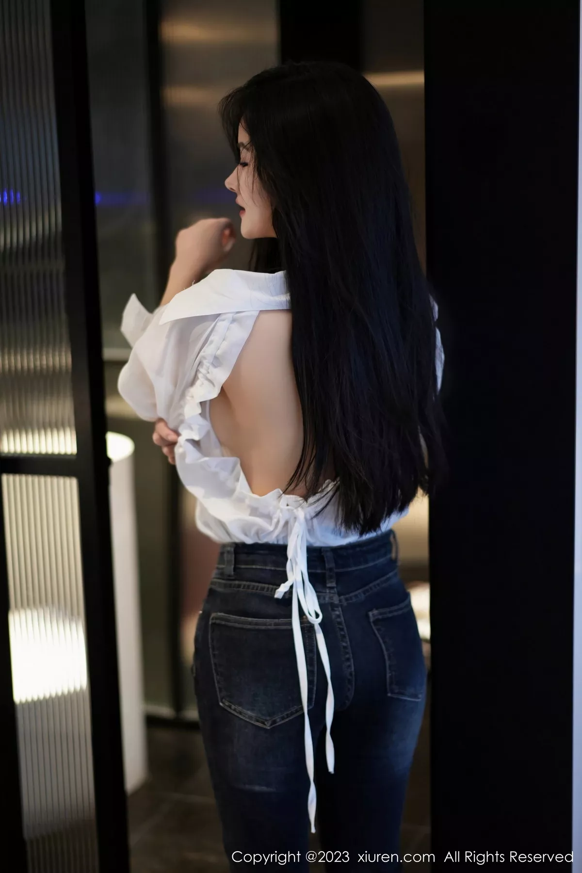 秀人集.com_[XiuRen秀人网]No.7645_模特谭小灵性感白T配简约牛仔裤露超薄黑丝秀惹火身材诱惑写真106P