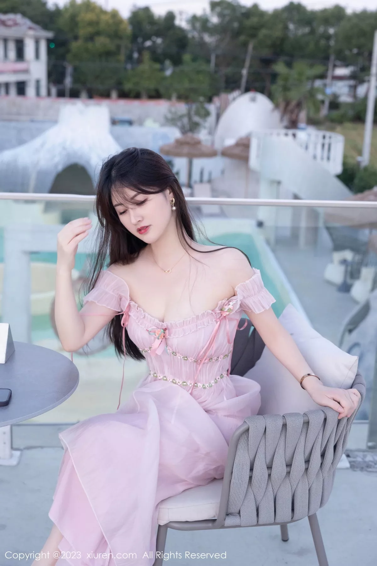 秀人集.com_[XiuRen秀人网]No.7666_模特诗诗kiki性感粉色低胸裙露粉色蕾丝内衣秀丰腴身姿诱惑写真82P