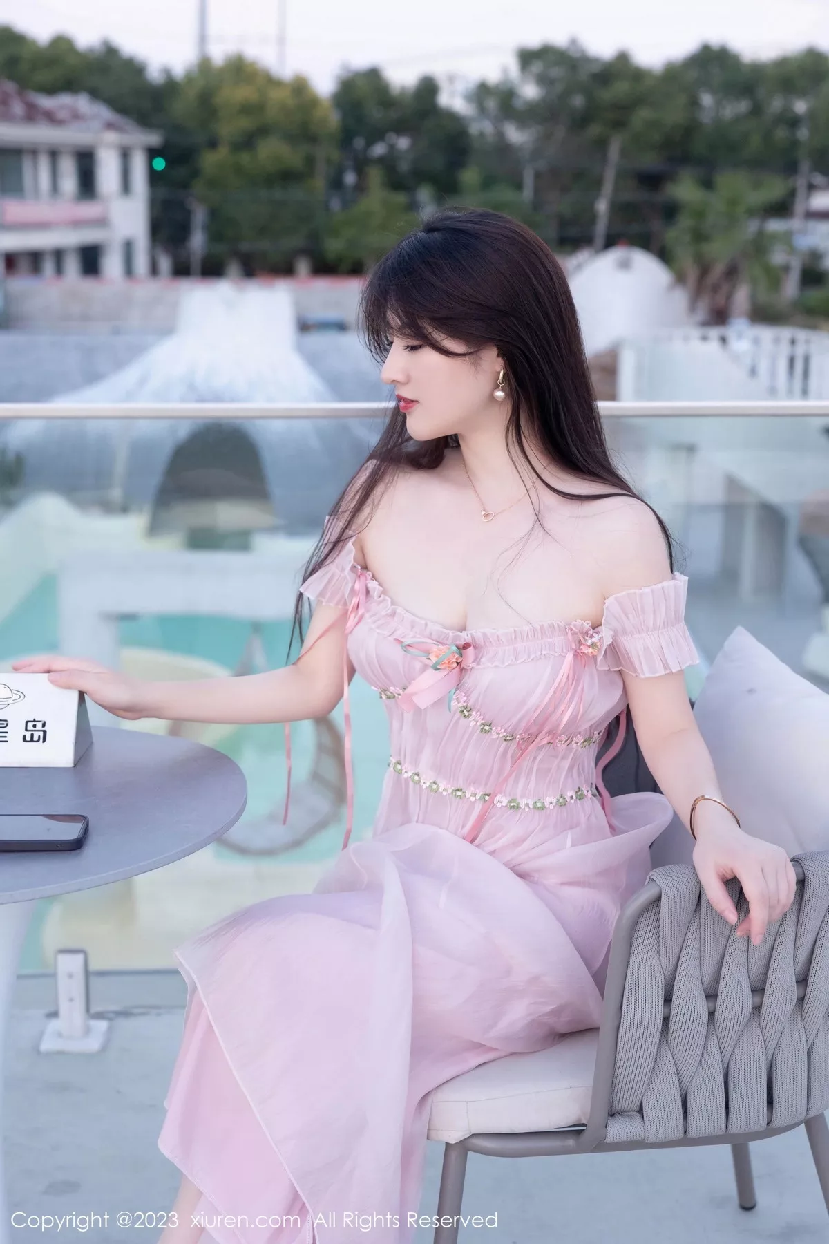 秀人集.com_[XiuRen秀人网]No.7666_模特诗诗kiki性感粉色低胸裙露粉色蕾丝内衣秀丰腴身姿诱惑写真82P