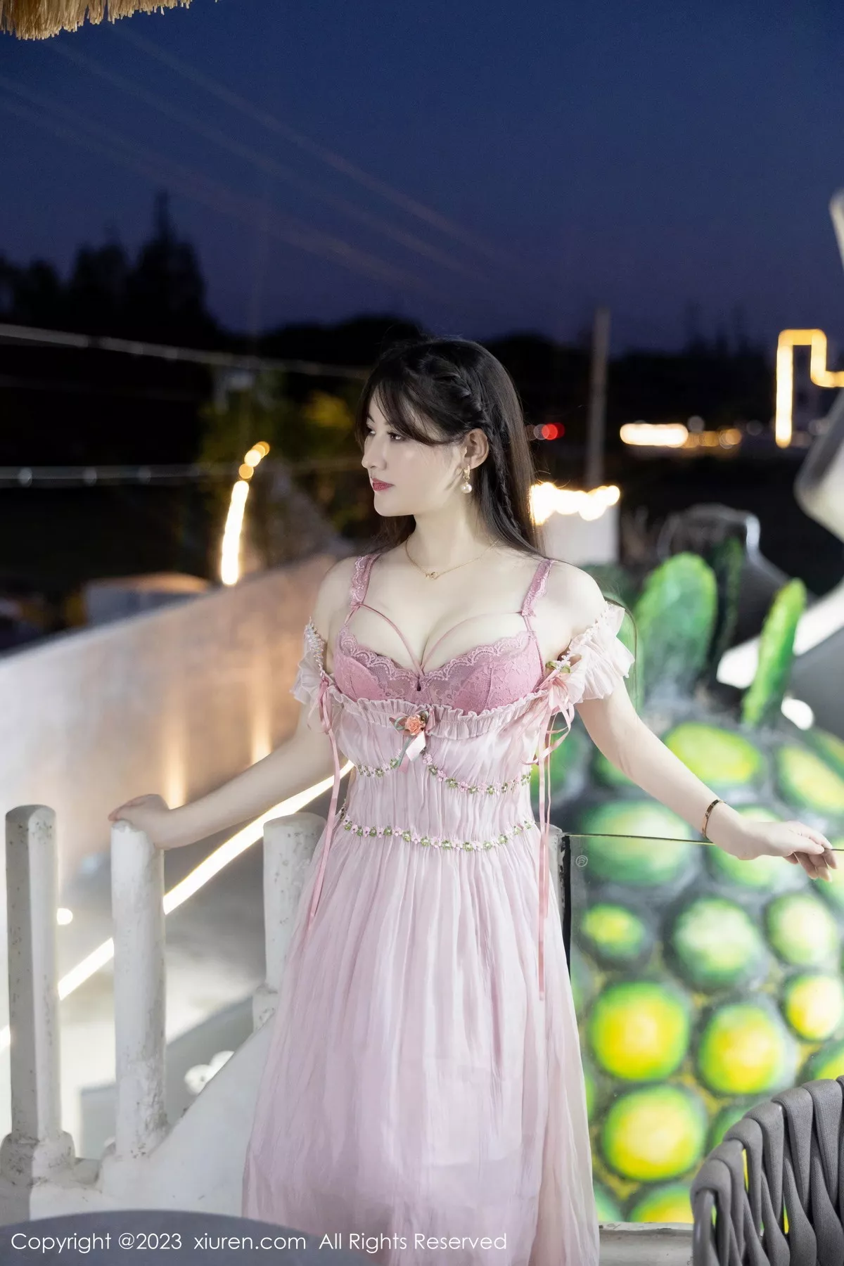 秀人集.com_[XiuRen秀人网]No.7666_模特诗诗kiki性感粉色低胸裙露粉色蕾丝内衣秀丰腴身姿诱惑写真82P