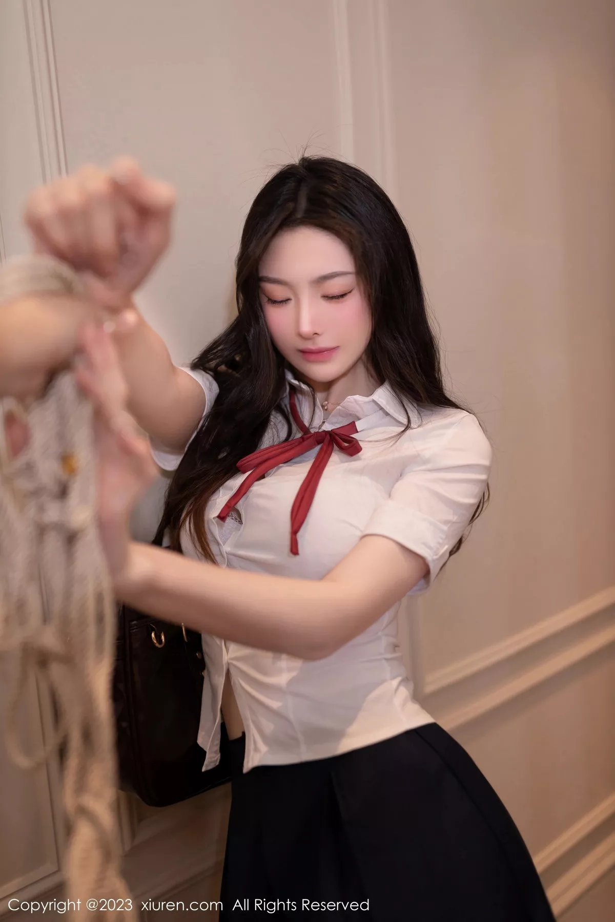 秀人集.com_[XiuRen秀人网]No.7674_模特小逗逗捆绑剧情性感白T配黑色短裙露超薄黑丝极致魅惑写真80P