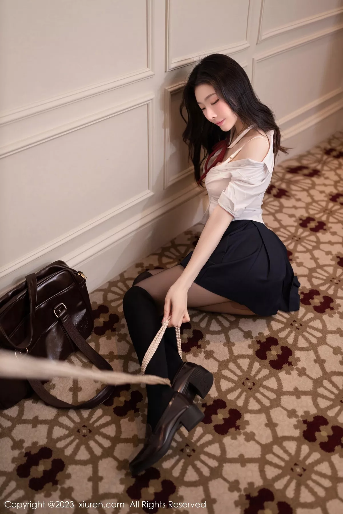 秀人集.com_[XiuRen秀人网]No.7674_模特小逗逗捆绑剧情性感白T配黑色短裙露超薄黑丝极致魅惑写真80P