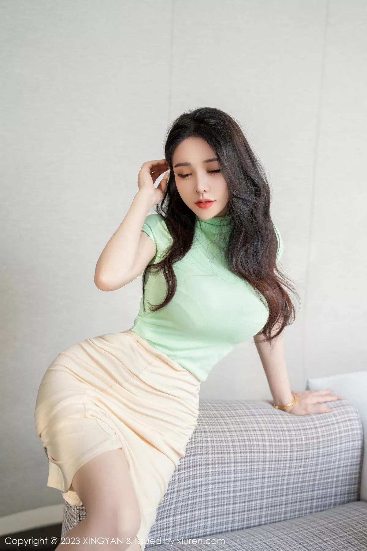 秀人集.com_[XINGYAN星颜社]VOL.215_女神潘娇娇性感果绿上衣配浅色短裙露浅色内衣秀豪乳诱惑写真77P