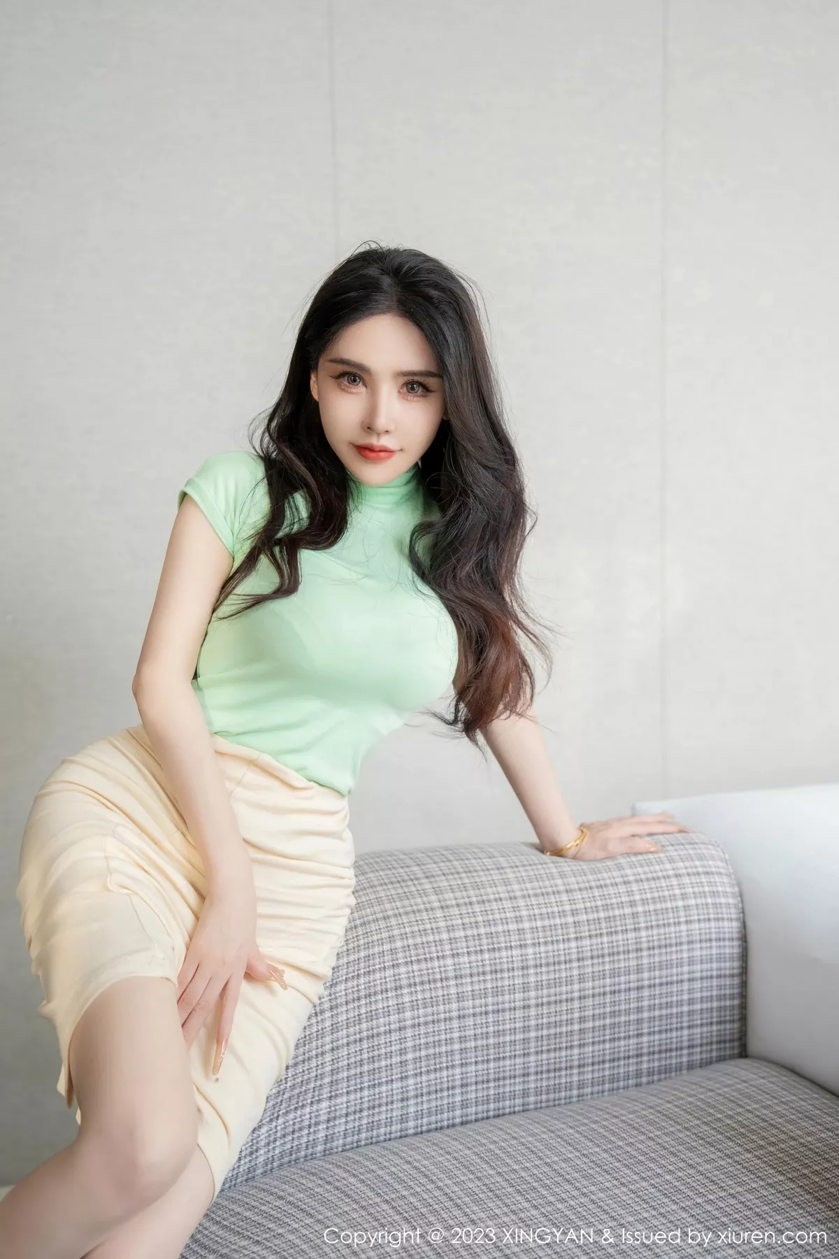 秀人集.com_[XINGYAN星颜社]VOL.215_女神潘娇娇性感果绿上衣配浅色短裙露浅色内衣秀豪乳诱惑写真77P