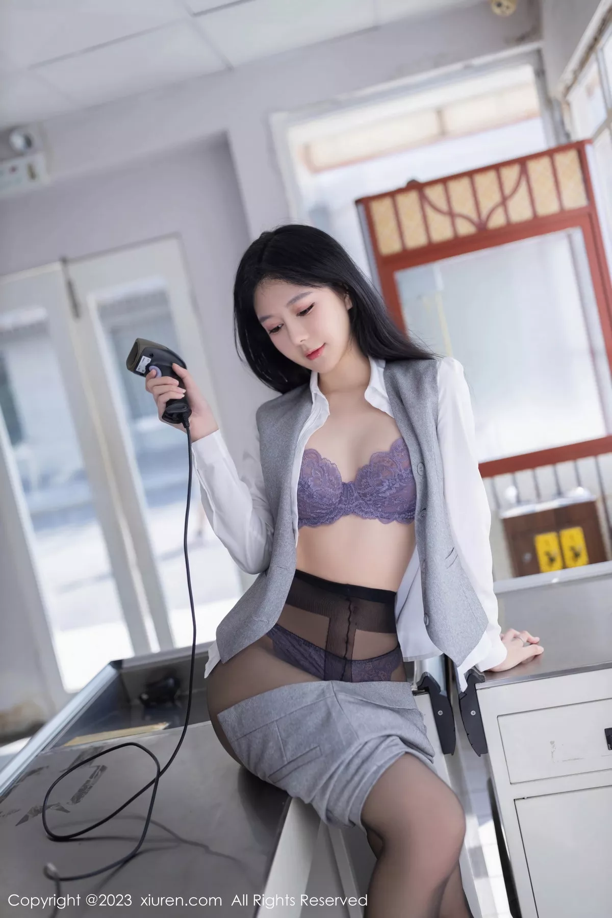 秀人集.com_[XiuRen秀人网]No.7684_模特幼幼性感灰色短裙制服露紫色蕾丝内衣秀完美身姿诱惑写真80P