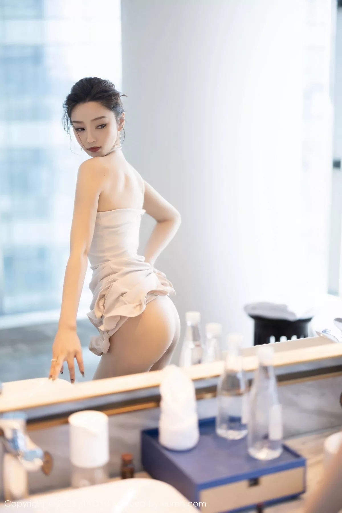 秀人集.com_[XiaoYu画语界]Vol.1132_模特苏曼兮性感白色露肩裙配超薄无内肉丝秀丰腴美臀诱惑写真81P