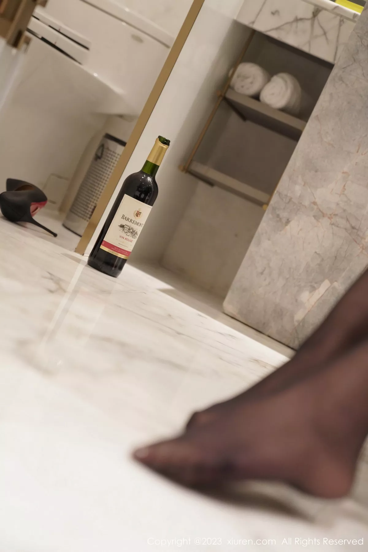 秀人集.com_[XiuRen秀人网]No.7553_模特月野兔美妞性感墨绿色服饰露黑色内衣秀曼妙身姿诱惑写真64P