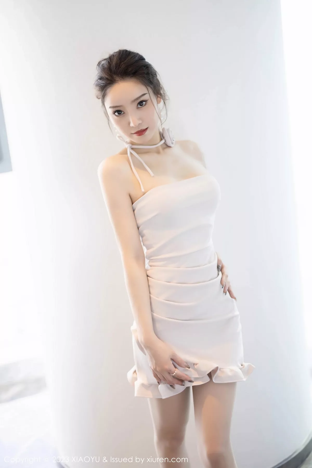 秀人集.com_[XiaoYu画语界]Vol.1132_模特苏曼兮性感白色露肩裙配超薄无内肉丝秀丰腴美臀诱惑写真81P