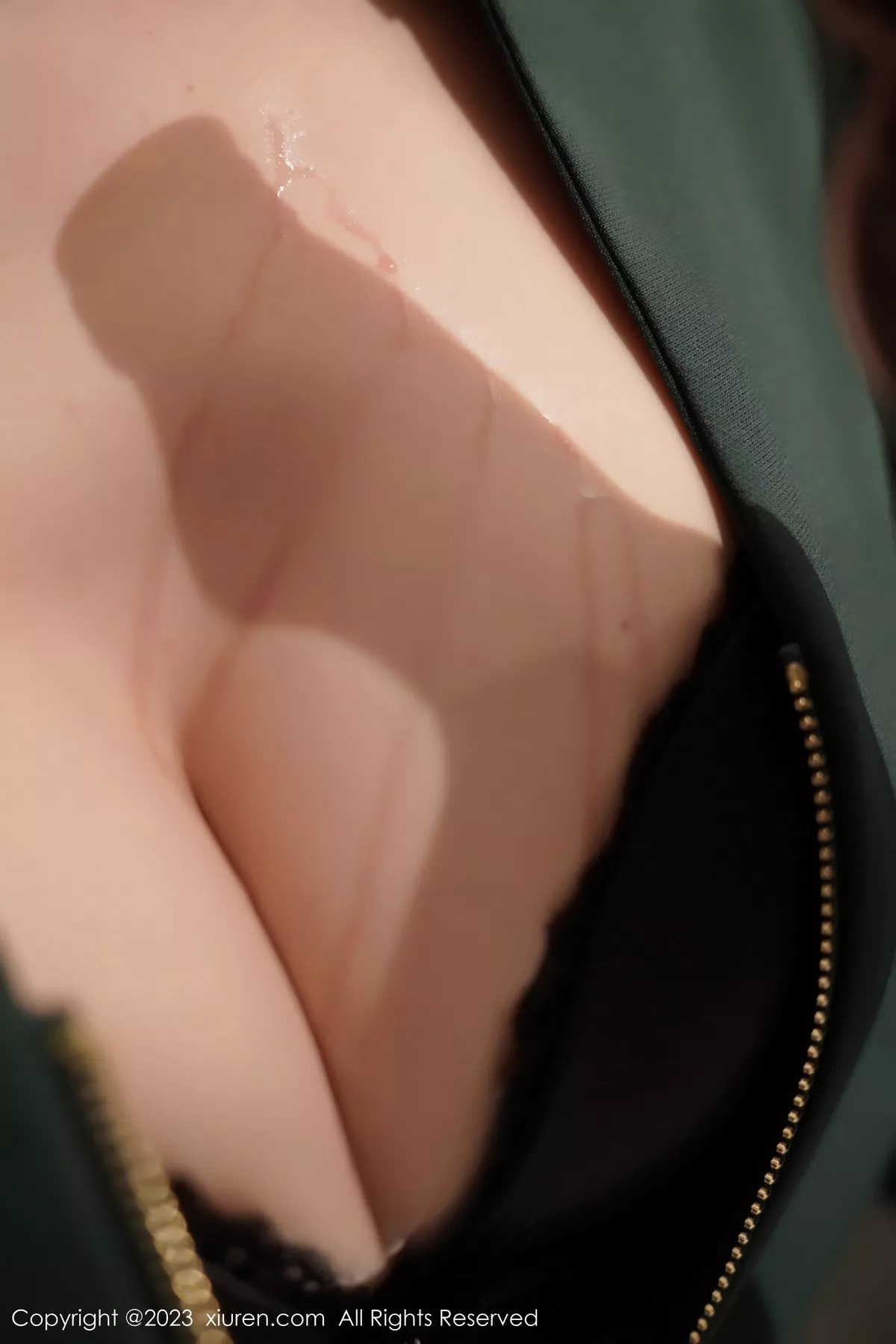 秀人集.com_[XiuRen秀人网]No.7553_模特月野兔美妞性感墨绿色服饰露黑色内衣秀曼妙身姿诱惑写真64P