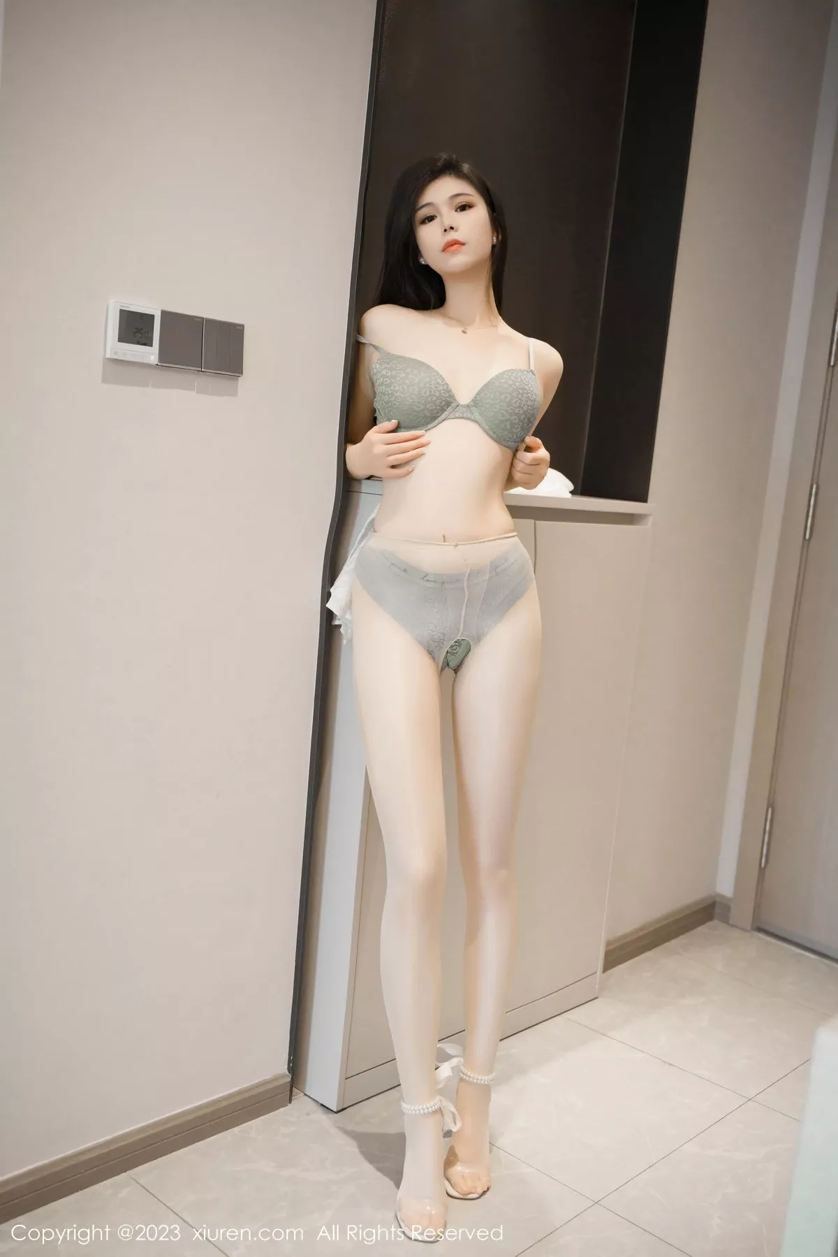 秀人集.com_[XiuRen秀人网]No.7559_模特雪糕CiCi性感白色旗袍露墨绿内衣配开档肉丝惹火诱惑写真76P