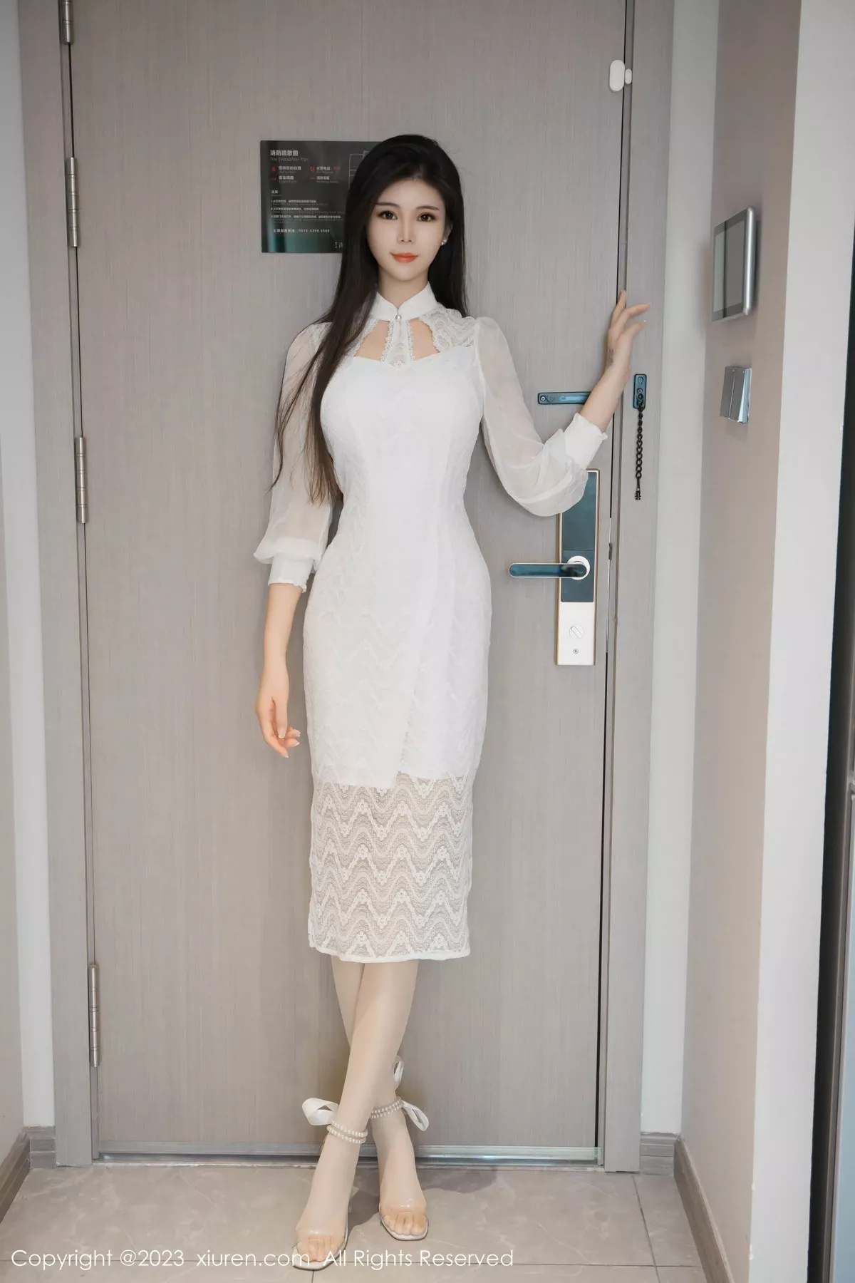 秀人集.com_[XiuRen秀人网]No.7559_模特雪糕CiCi性感白色旗袍露墨绿内衣配开档肉丝惹火诱惑写真76P