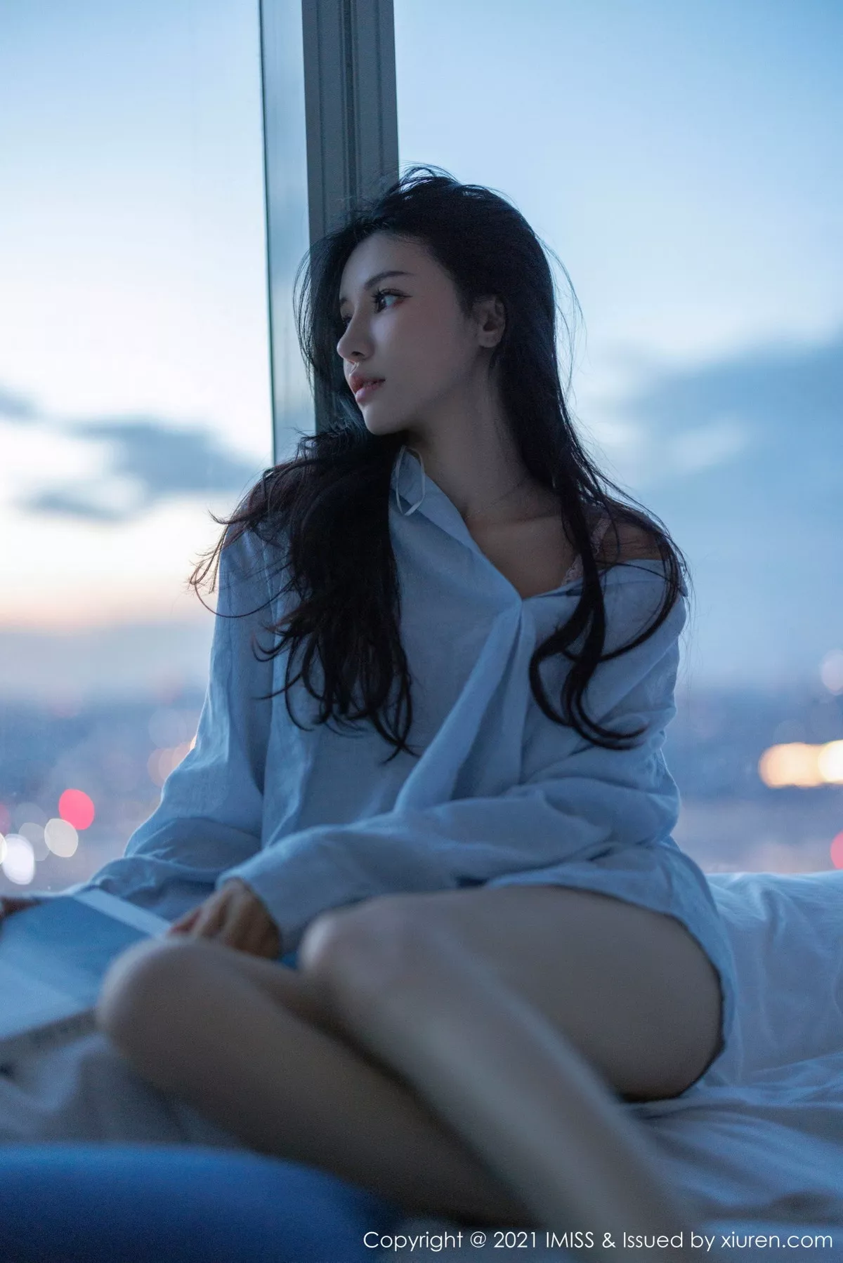 秀人集.com_[IMISS爱蜜社]Vol.759_模特泥鳅鳅床上性感淡蓝T恤露粉色蕾丝内衣秀完美身材诱惑写真35P