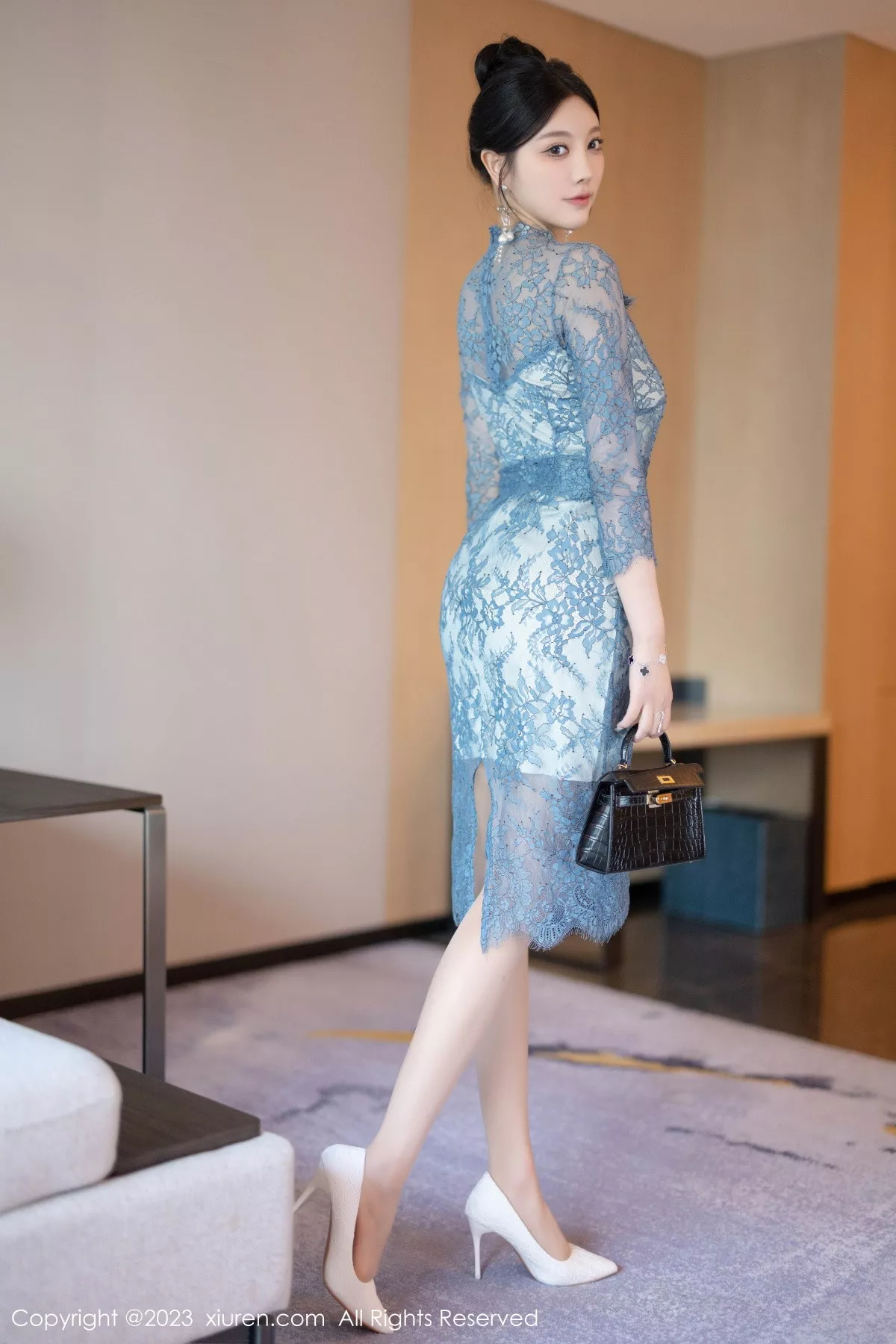 秀人集.com_[XiuRen秀人网]No.7732_女神杨晨晨蓝灰色薄纱旗袍+性感淡蓝情趣服秀惹火身材诱惑写真82P