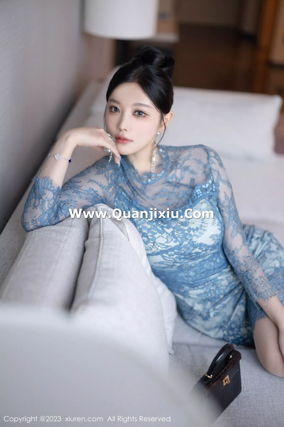 秀人集.com_[XiuRen秀人网]No.7732_女神杨晨晨蓝灰色薄纱旗袍+性感淡蓝情趣服秀惹火身材诱惑写真82P