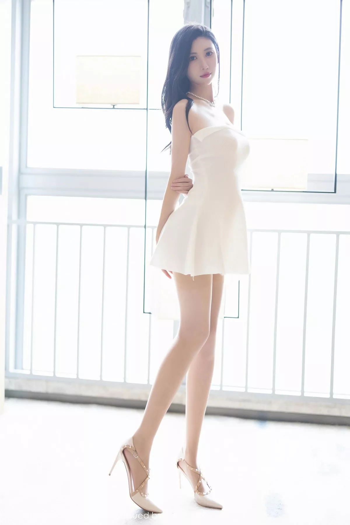 秀人集.com_[XiaoYu画语界]Vol.1154_模特章芃芃性感白色连衣短裙露链式情趣内衣秀火辣身材诱惑写真92P