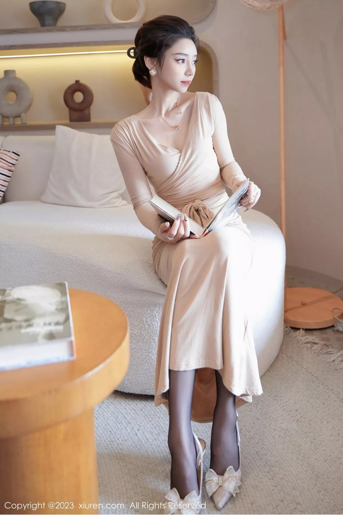 秀人集.com_[XiuRen秀人网]No.7775_模特苏曼兮私房性感杏色礼裙配超薄黑丝秀翘臀美腿撩人诱惑写真67P