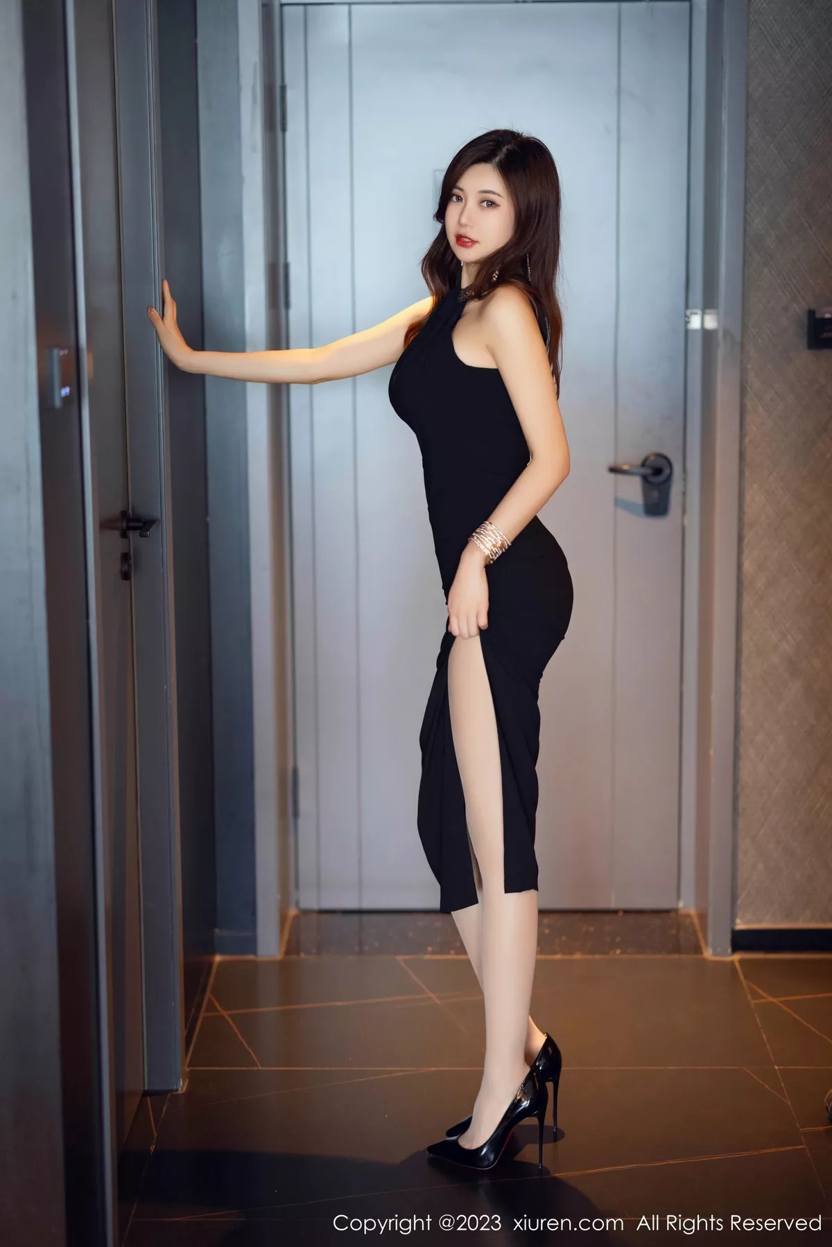 秀人集.com_[XiuRen秀人网]No.7782_女神绮里嘉ula性感黑色礼裙配超薄肉丝秀婀娜动人身姿诱惑写真83P