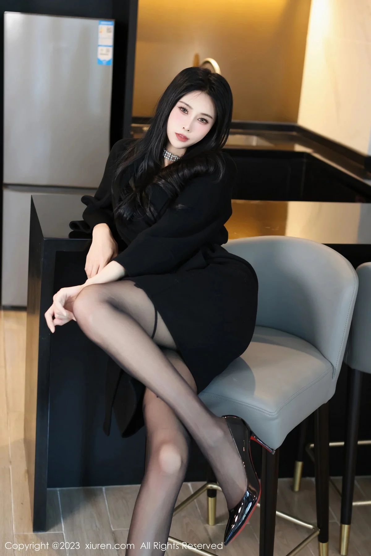 秀人集.com_[XiuRen秀人网]No.7797_模特草莓mm脱黑色外套露黑色薄纱内衣配超薄黑丝极致魅惑写真70P