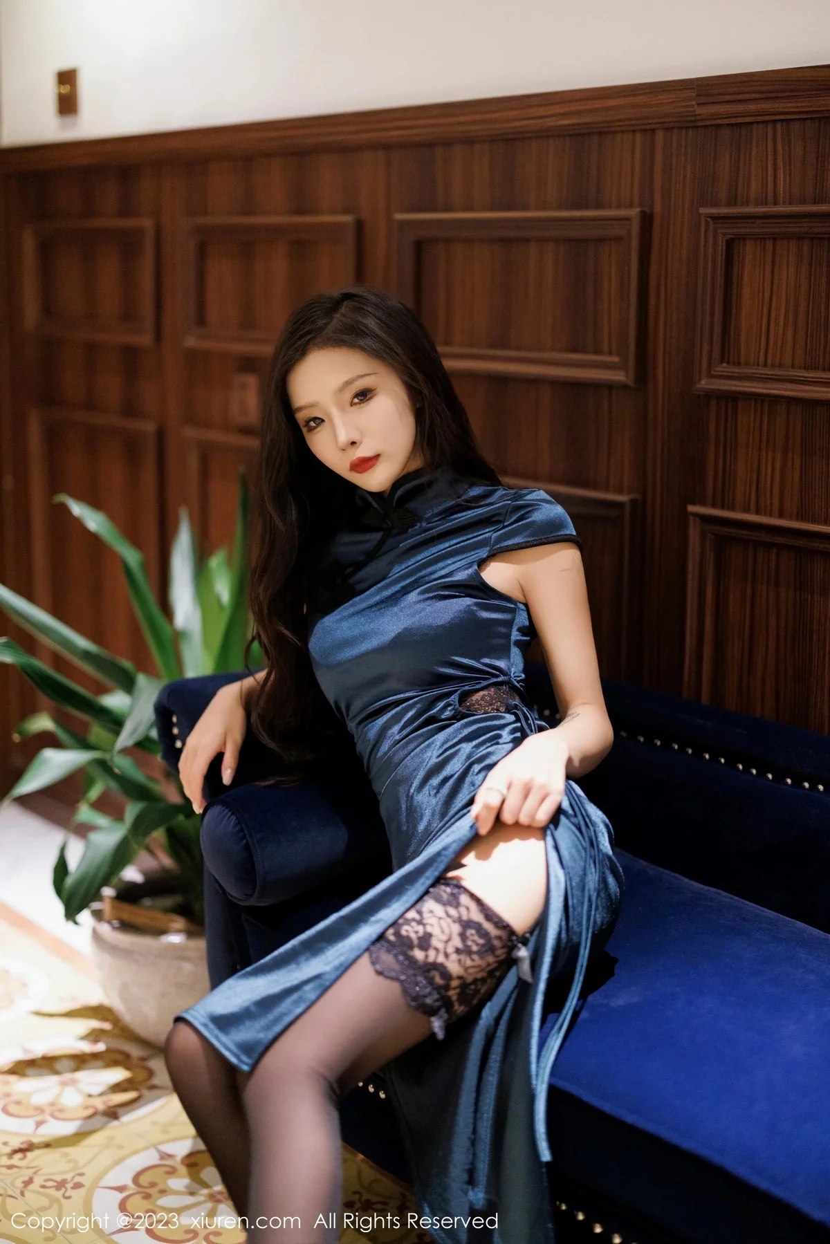 秀人集.com_[XiuRen秀人网]No.7800_模特七七kiko脱性感蓝色旗袍露黑色蕾丝内衣配超薄黑丝魅惑写真50P